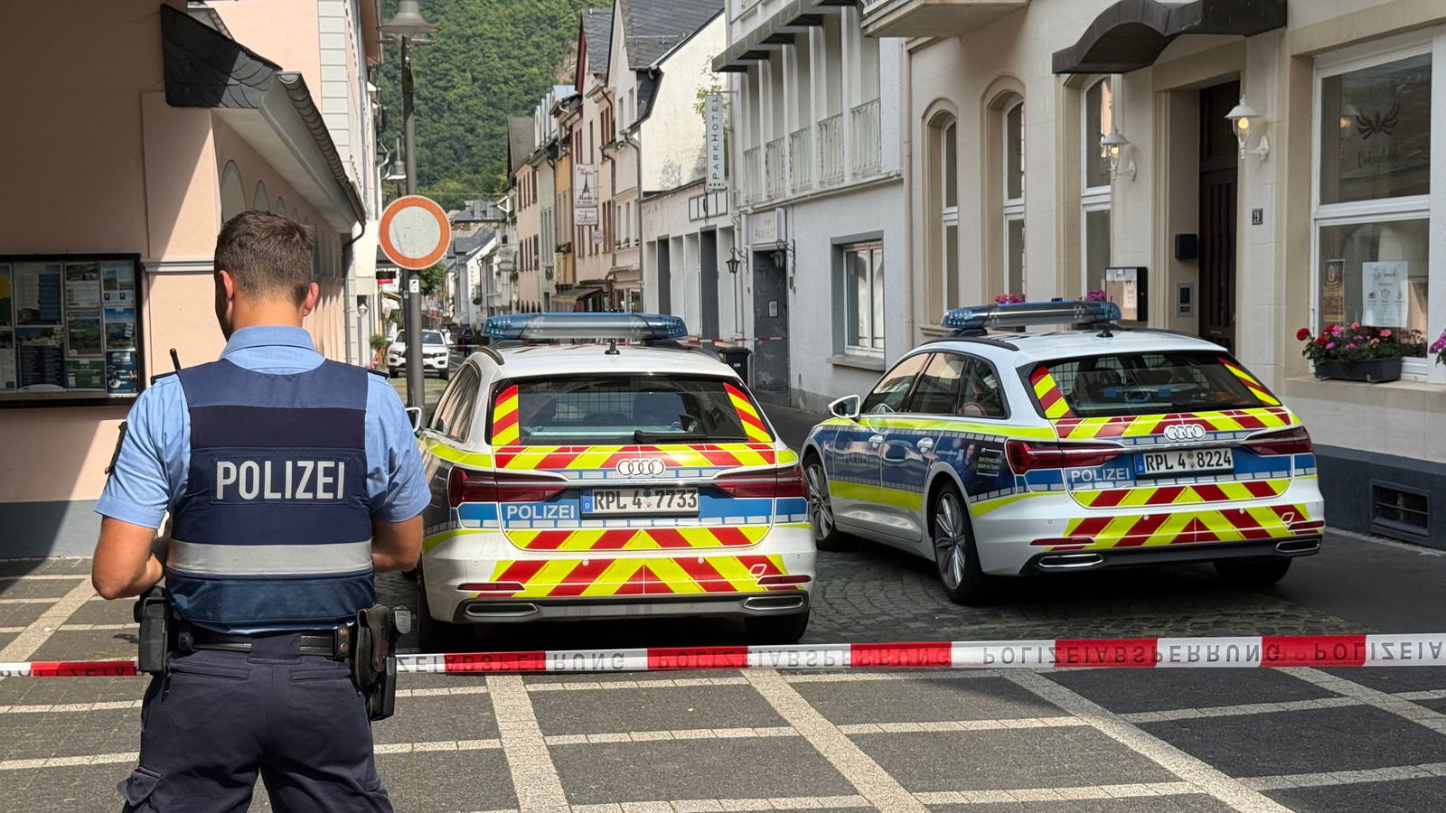 Die Beamten sperrten den Bereich der Fußgängerzone in dem kleinen Kurort ab.