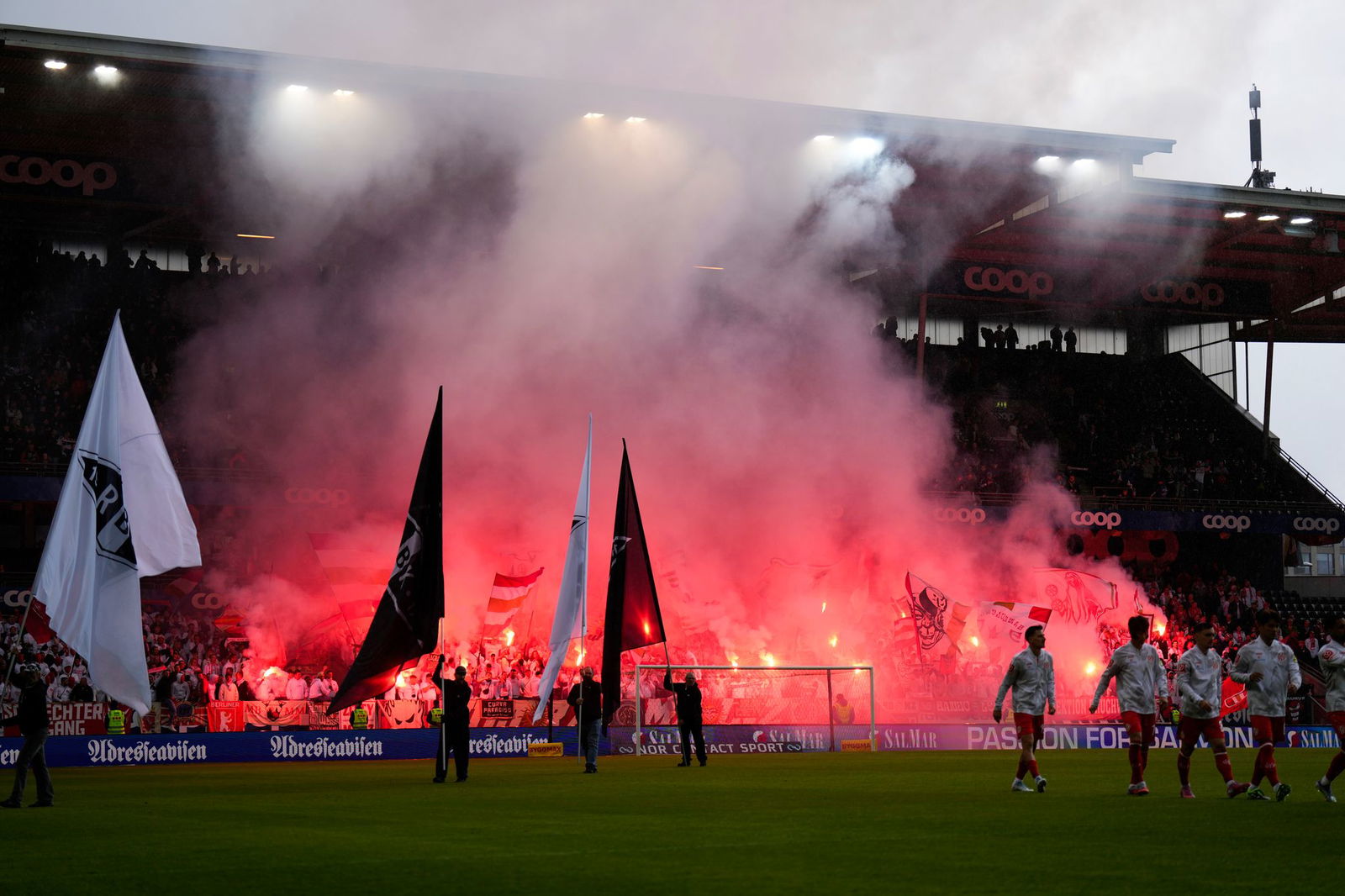 Vor dem Anpfiff zündeten die mitgereisten Mainzer Fans Pyrotechnik.