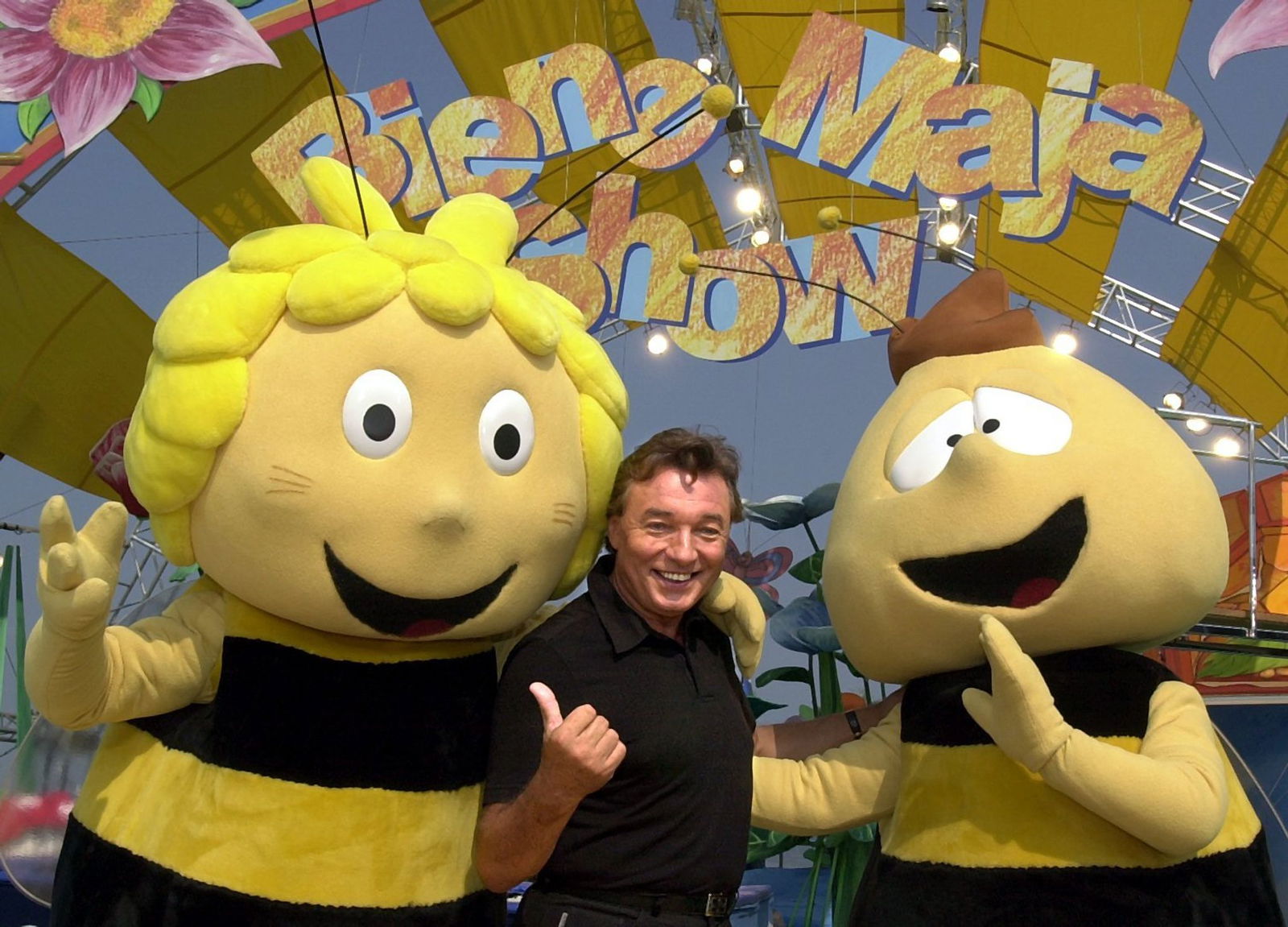 Der tschechische Sänger und Interpret des Maja-Songs, Karel Gott (M), präsentiert die «Biene Maja» (l) und «Willie, den Nachtwächter» bei einem Fototermin während der Aufzeichnung einer Biene-Maja-Geburtstagsshow. Der Sänger starb am 1. Oktober 2019 im A…