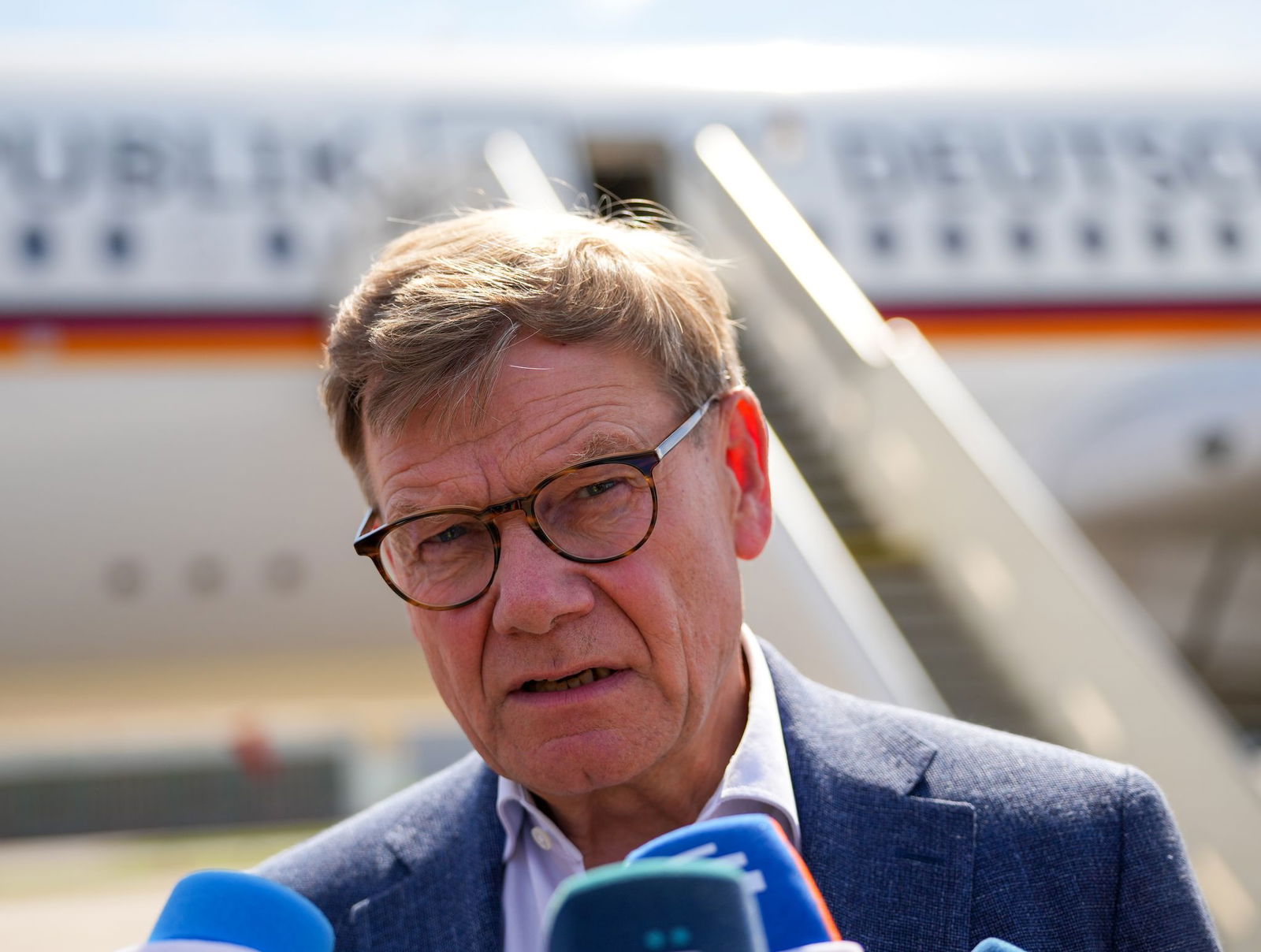 Vor dem Gespräch des ukrainischen Präsidenten Wolodymyr Selenskyj mit US-Präsident Donald Trump äußerte sich Außenminister Johann Wadephul im Podcast «Table.Today» skeptisch zu einer Entsendung deutscher Soldaten in die Ukraine.