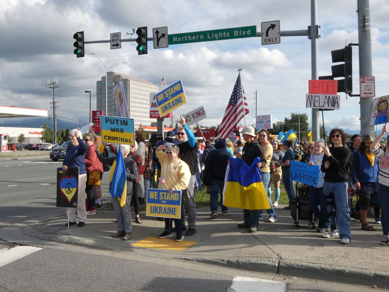 Die Demonstranten zeigen sich solidarisch mit der von Russland angegriffenen Ukraine. 