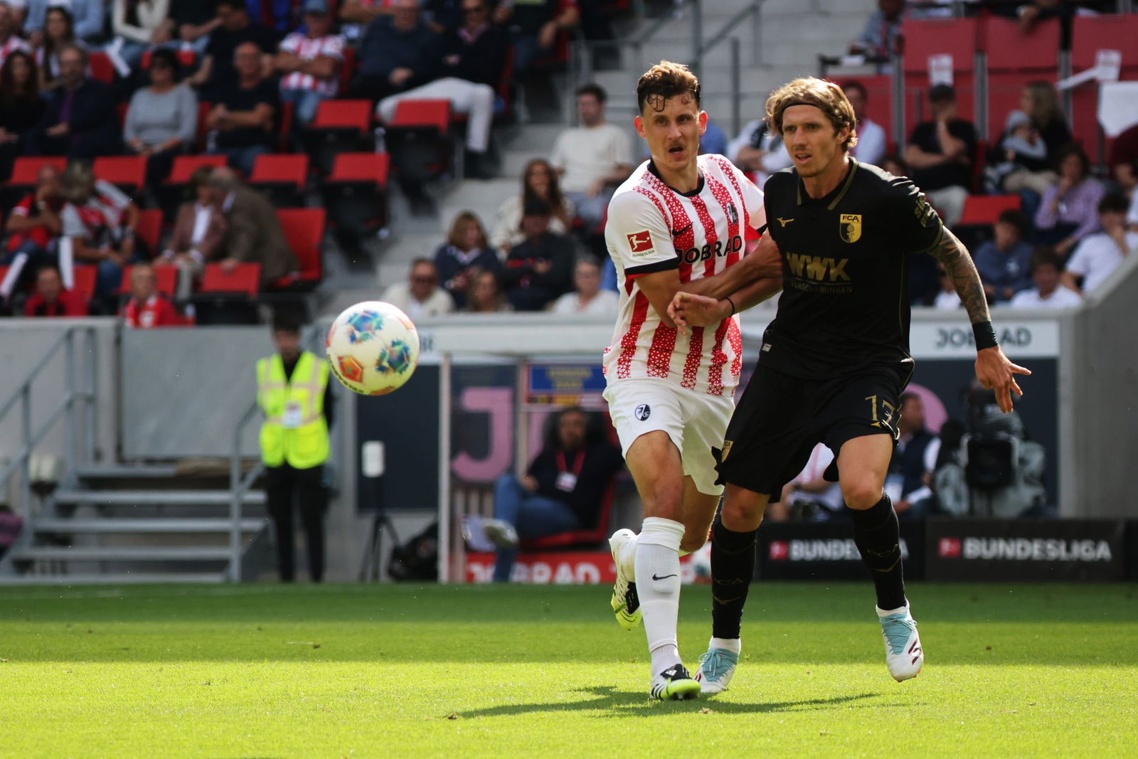 Maximilian Eggestein im Zweikampf mit Kristijan Jakic.