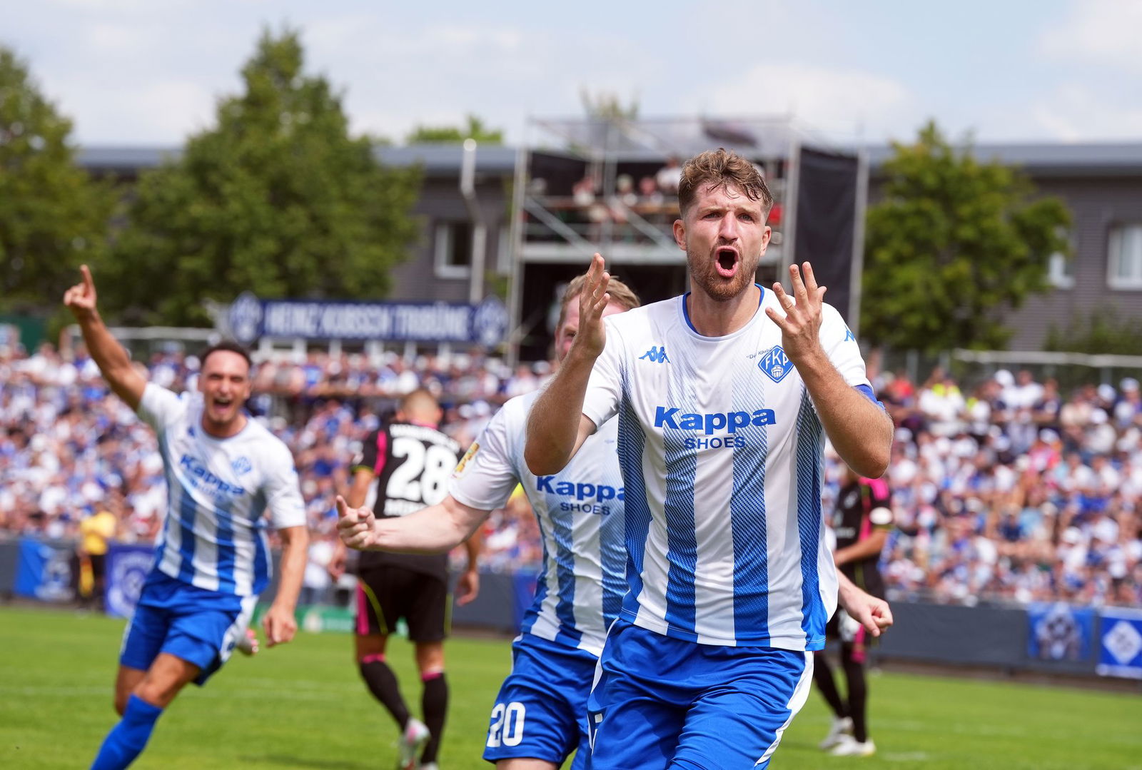 Kapitän Daniel Grieß jubelt über das 1:0 für Pirmasens