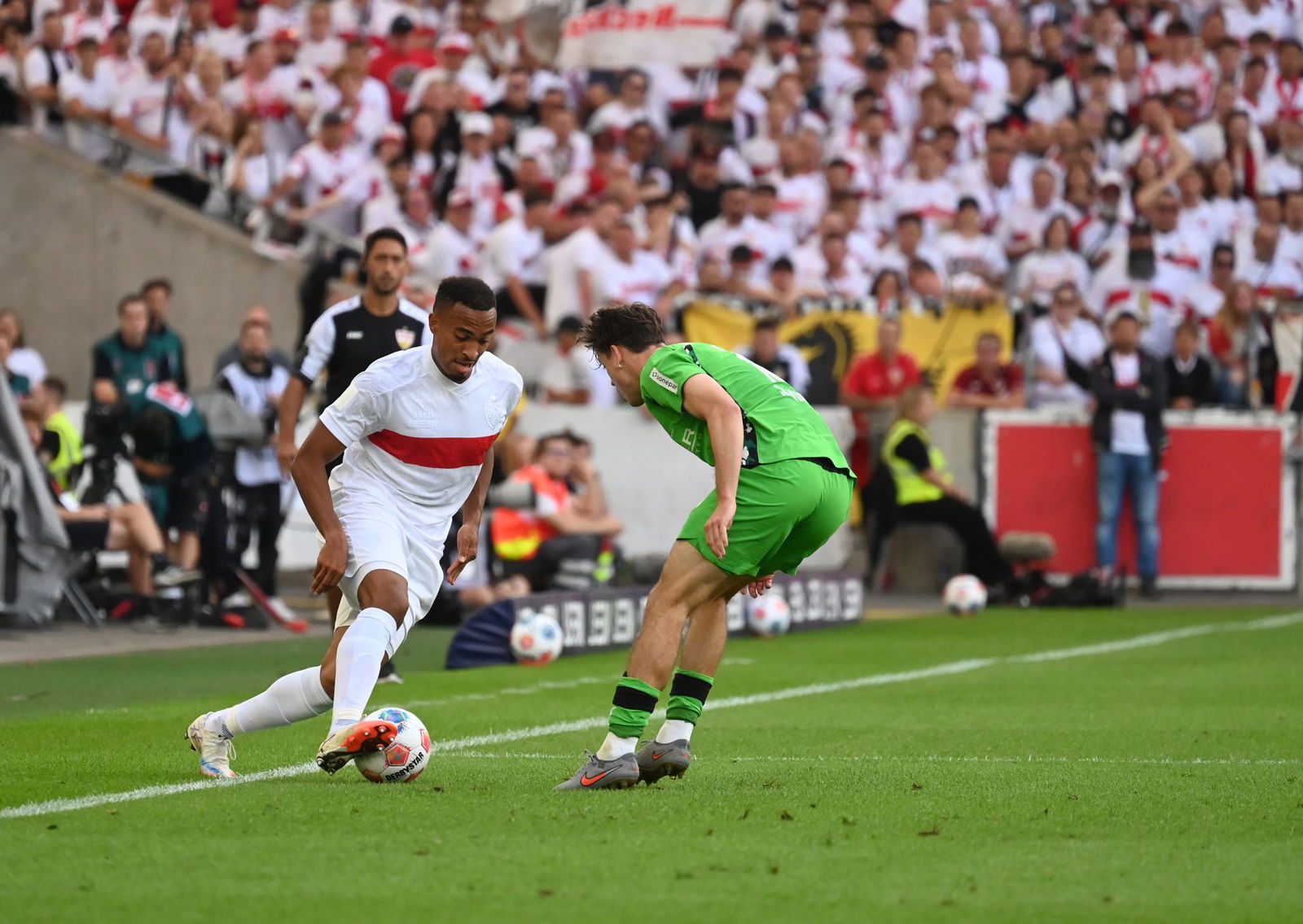 Lieferten sich ein umkämpftes Duell: Stuttgarts Leweling und Sander von Mönchengladbach.