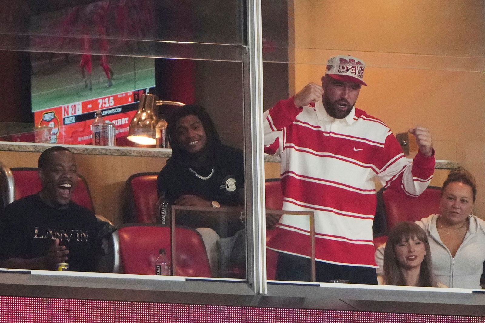 Travis Kelce und Taylor Swift schauten sich von einer Loge aus das Spiel zusammen an.