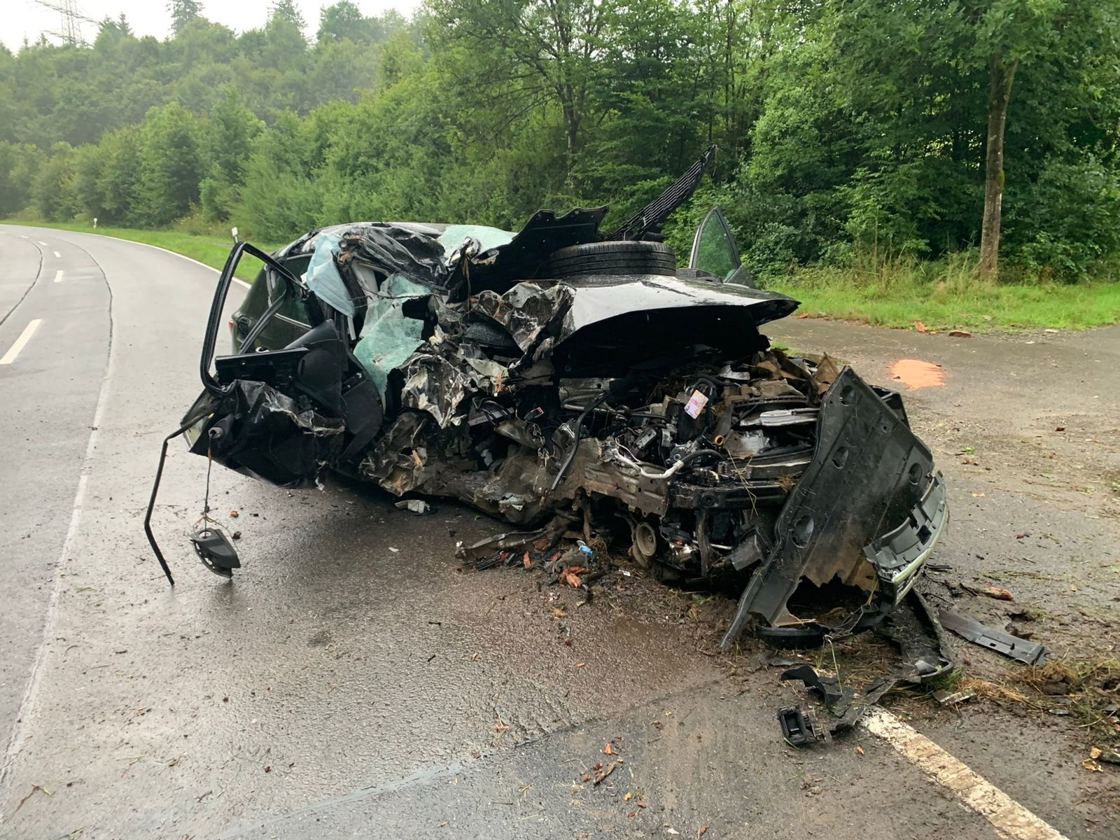 Das Auto wurde bis zur Unkenntlichkeit zerstört. 