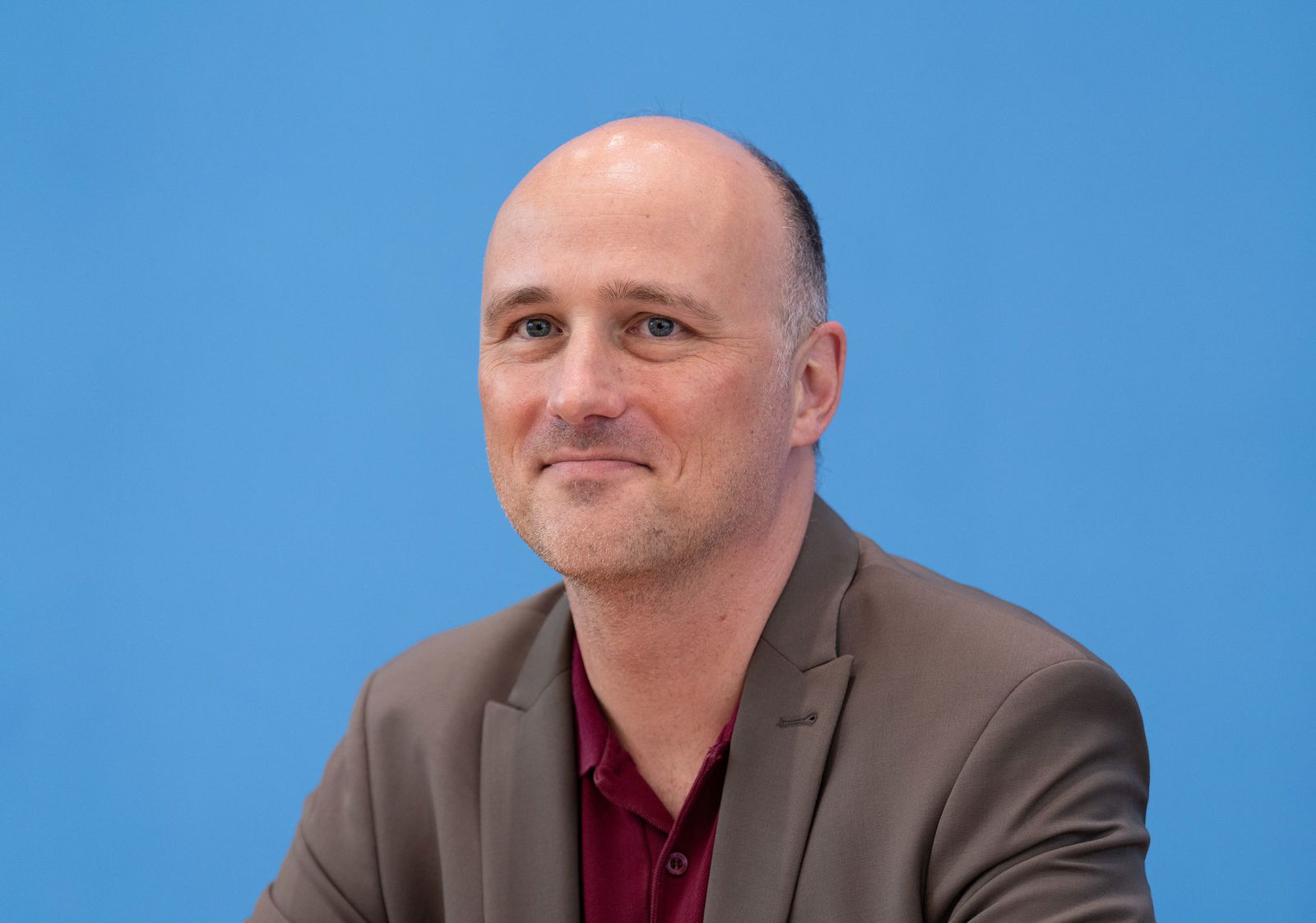 Der Grünen-Politiker Sven Lehmann drängt Kulturstaatsminister Weimer zu Hilfen für Kinos. (Archivbild)