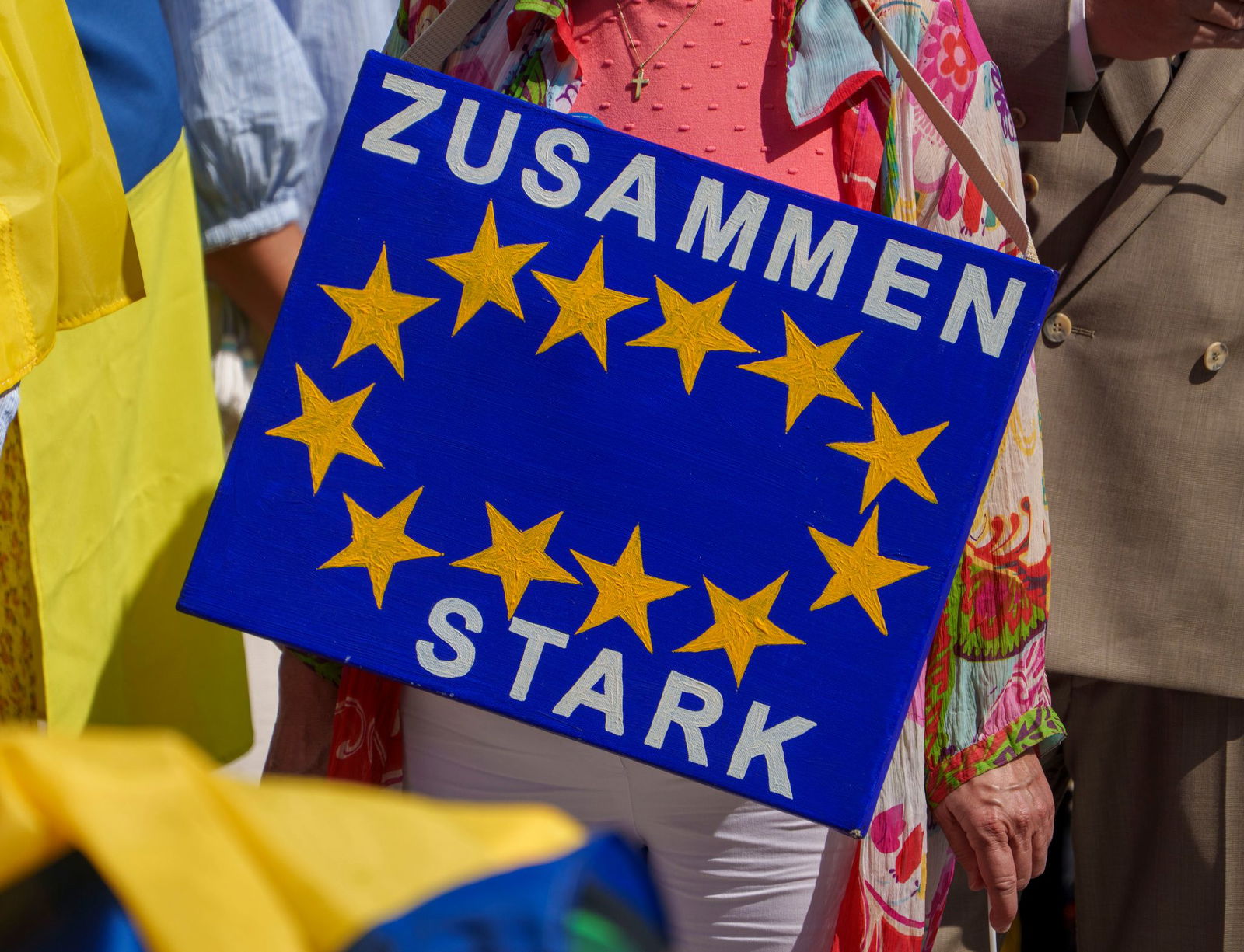 Zwischen zwei Landeshauptstädten demonstrieren Hunderte Menschen für die Freiheit der Ukraine.