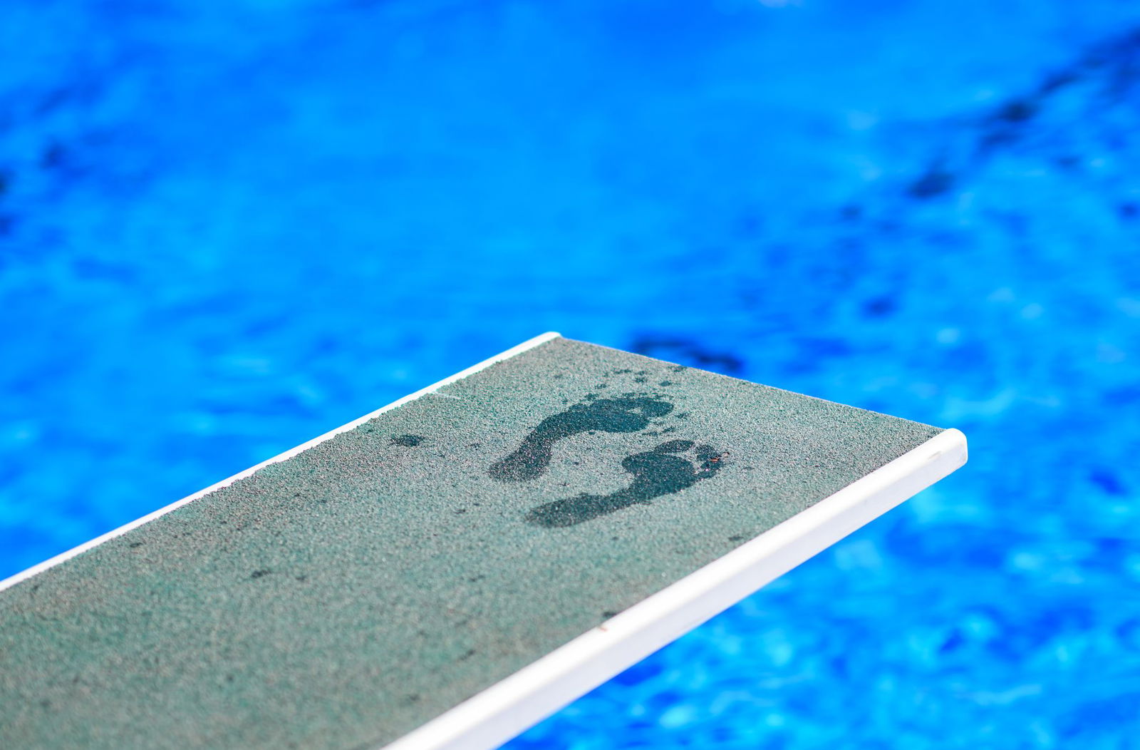 Der Sprung ins kühle Nass ist im Freibad in Wendlingen nach einem Gasaustritt vorerst nicht mehr möglich. (Symbolbild)