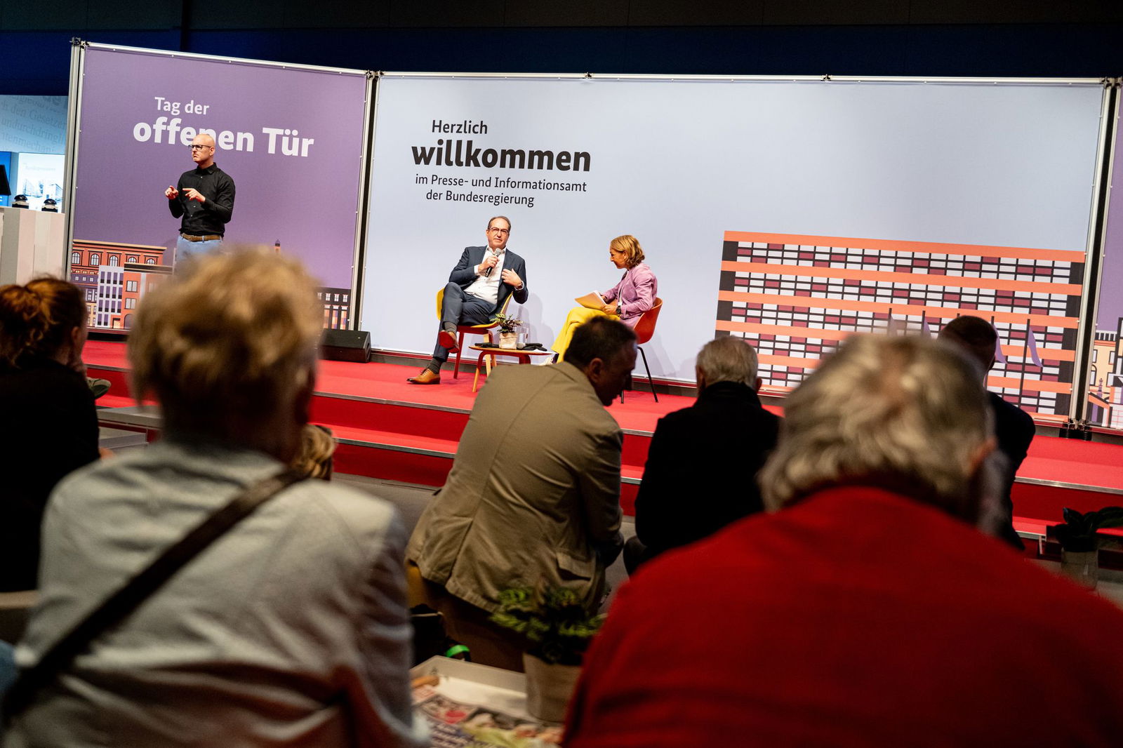 Es geht um rund 2.000 Afghanen, die als gefährdet gelten, weil sie sich für demokratische Rechte eingesetzt oder einst als Ortskräfte für die Bundeswehr oder für deutsche Organisationen gearbeitet haben, und die mit ihren Familienangehörigen eine Aufnahm…