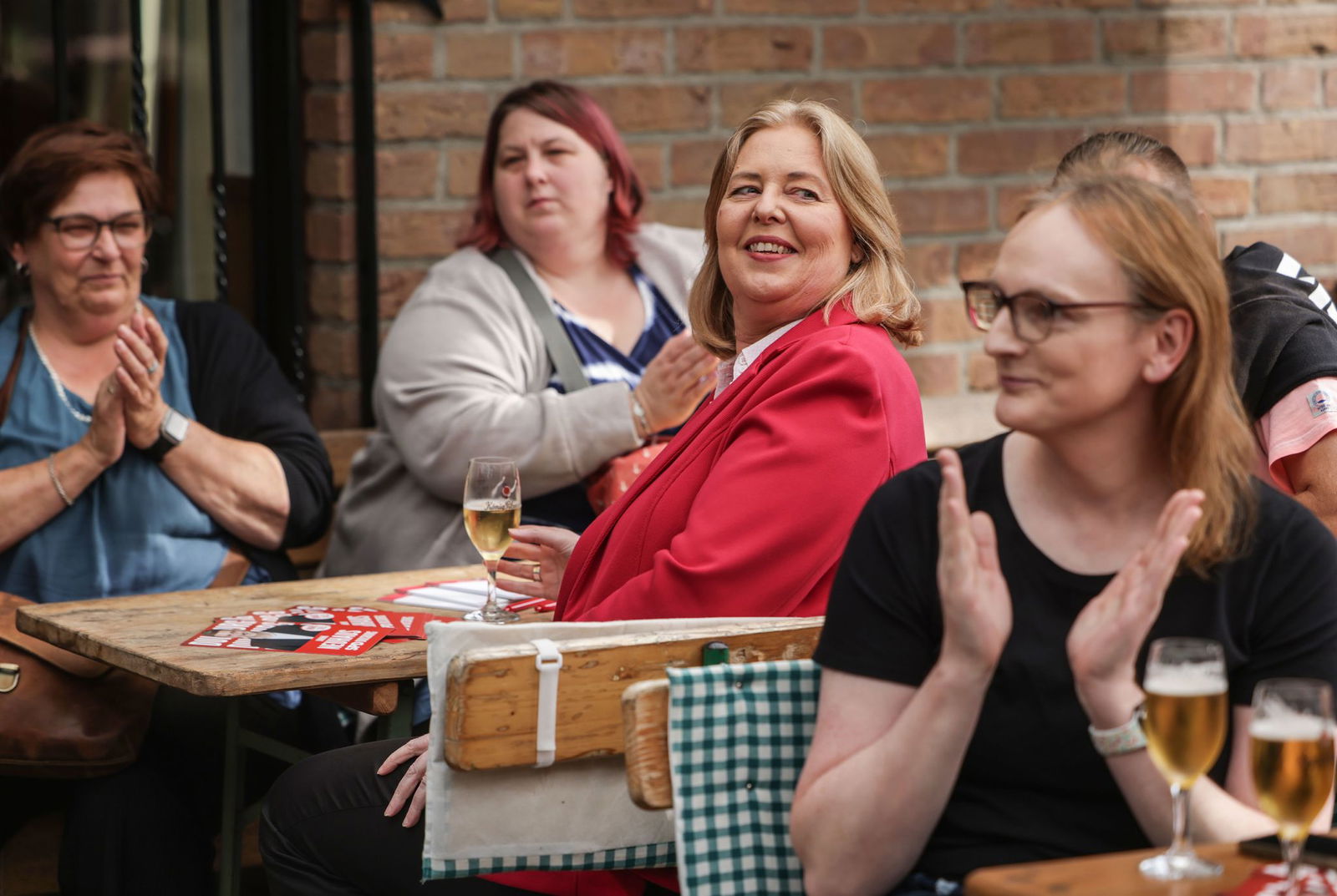 Bas trinkt auch mal ein Bier mit. 
