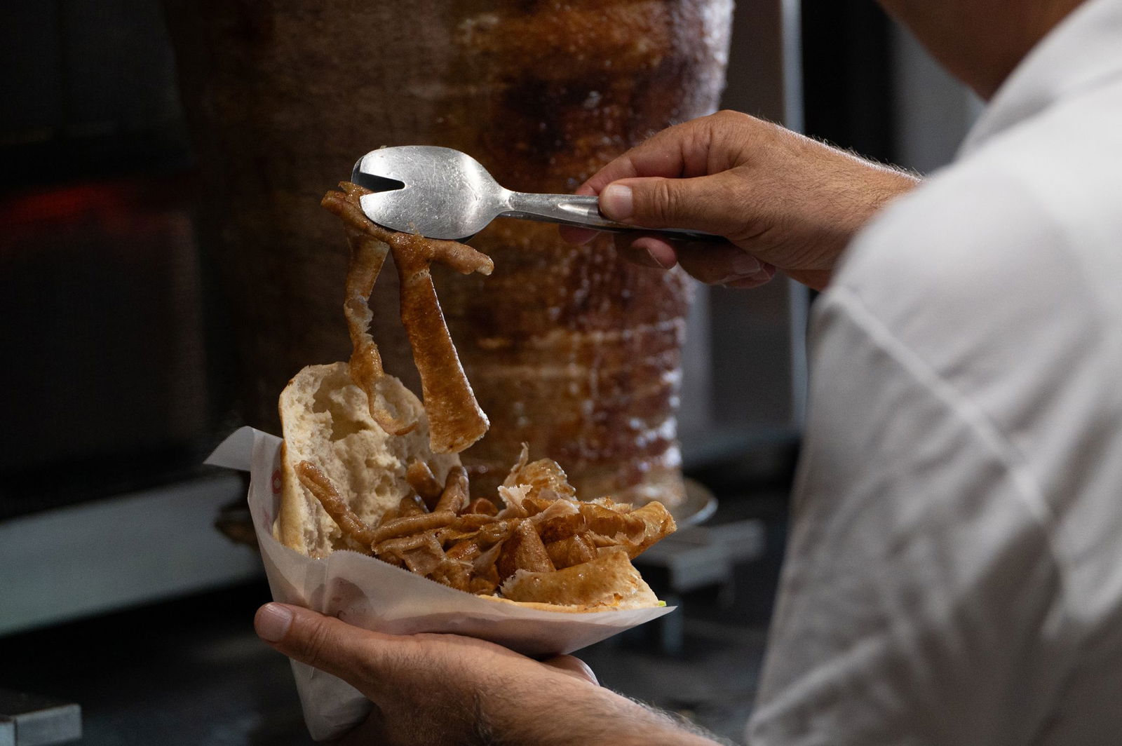 Vom Spieß ins Brot: Ein Mann bereitet einen Döner zu. (Archivbild)