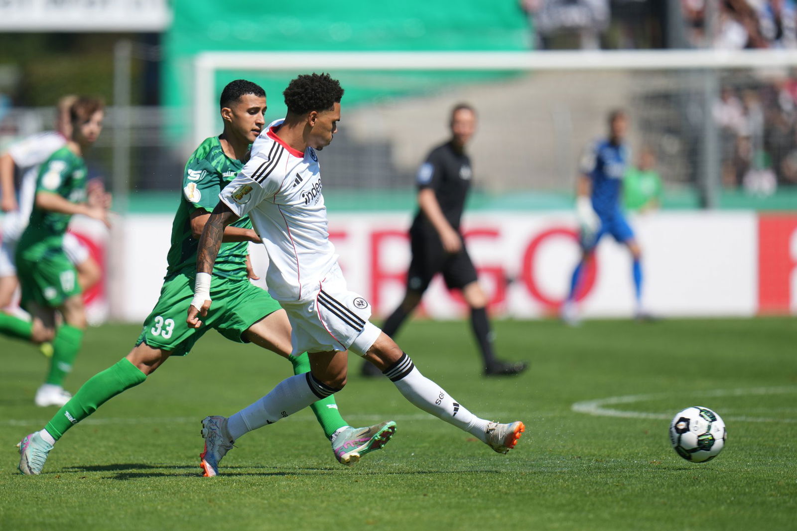Eintracht Frankfurt um Nnamdi Collins (vorne) hatte mit dem FV Engers in der ersten Hälfte mehr Mühe als erwartet.