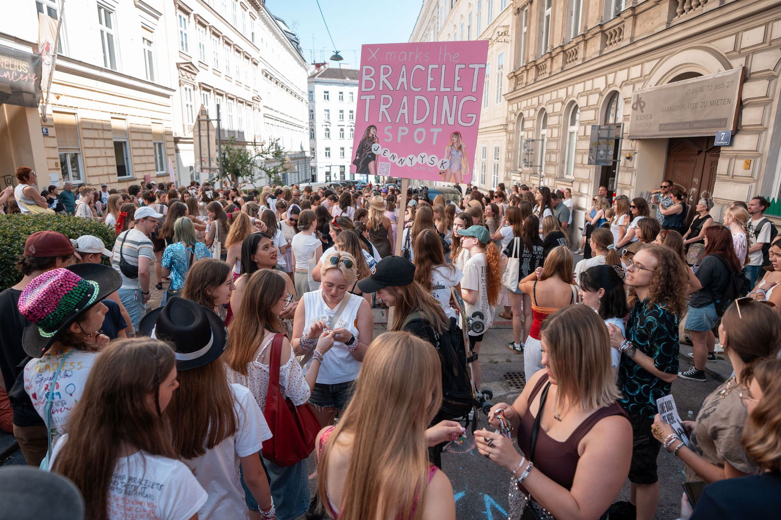 Wien am Freitag: Taylor-Swift-Fans versammeln sich und tauschen Armbänder aus.