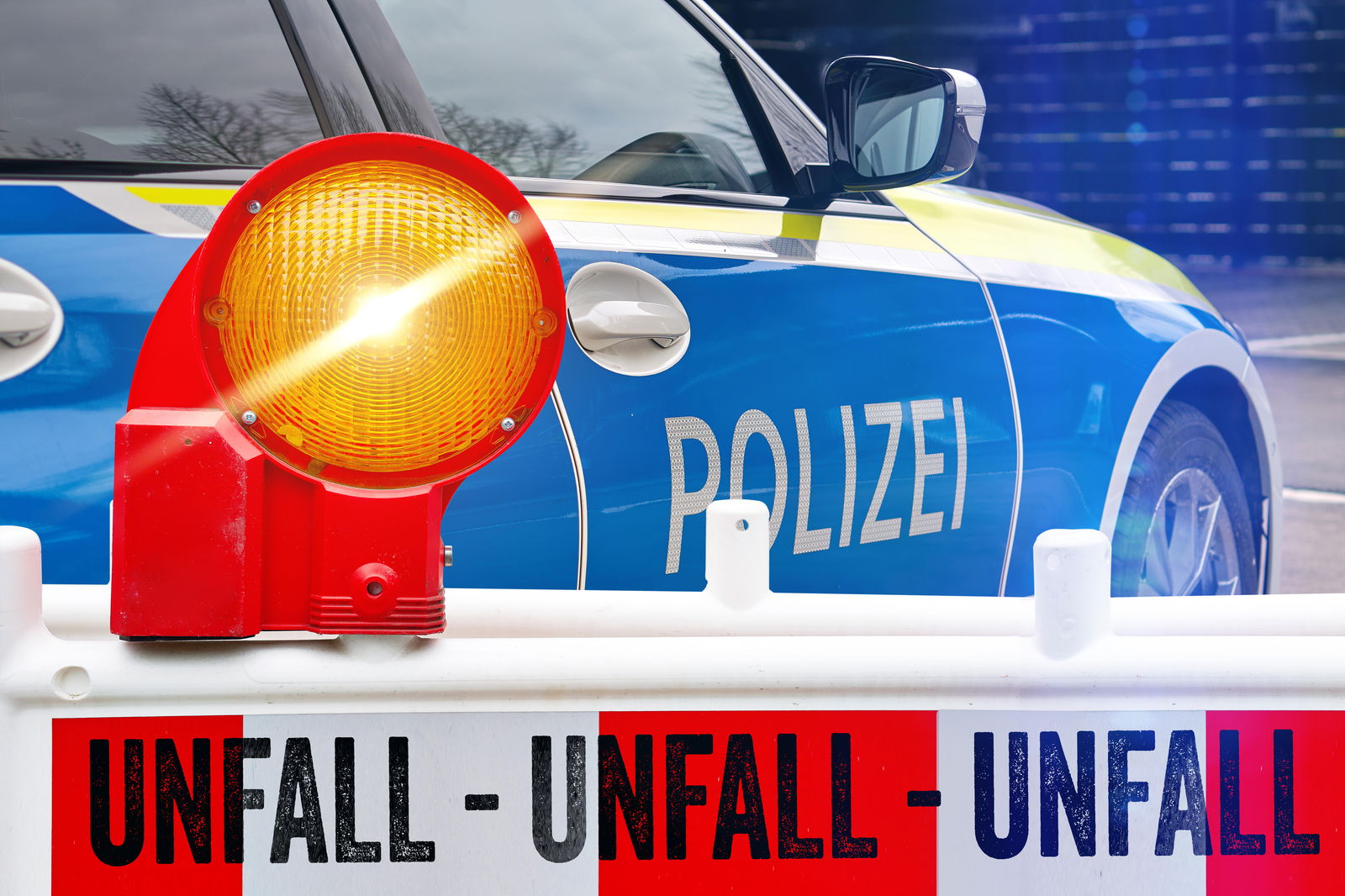 Polizeiabsperrung mit Streifenwagen