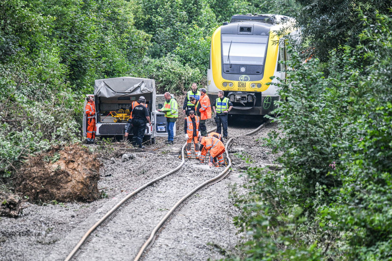 Drei Menschen kamen bei dem Unglück ums Leben - zwei davon Mitarbeiter der Bahn. (Archivbild)