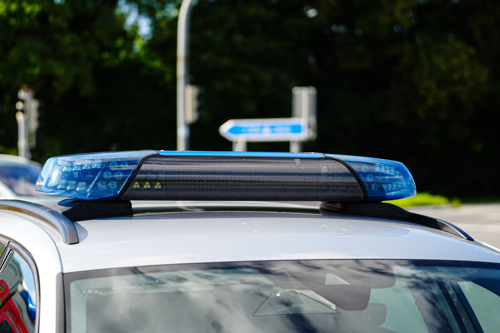 Streifenwagen an Kreuzung