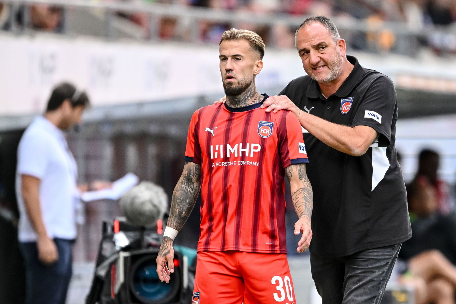 Trainer Frank Schmidt (r.) war mit seinem Team gegen Wolfsburg alles andere als zufrieden.