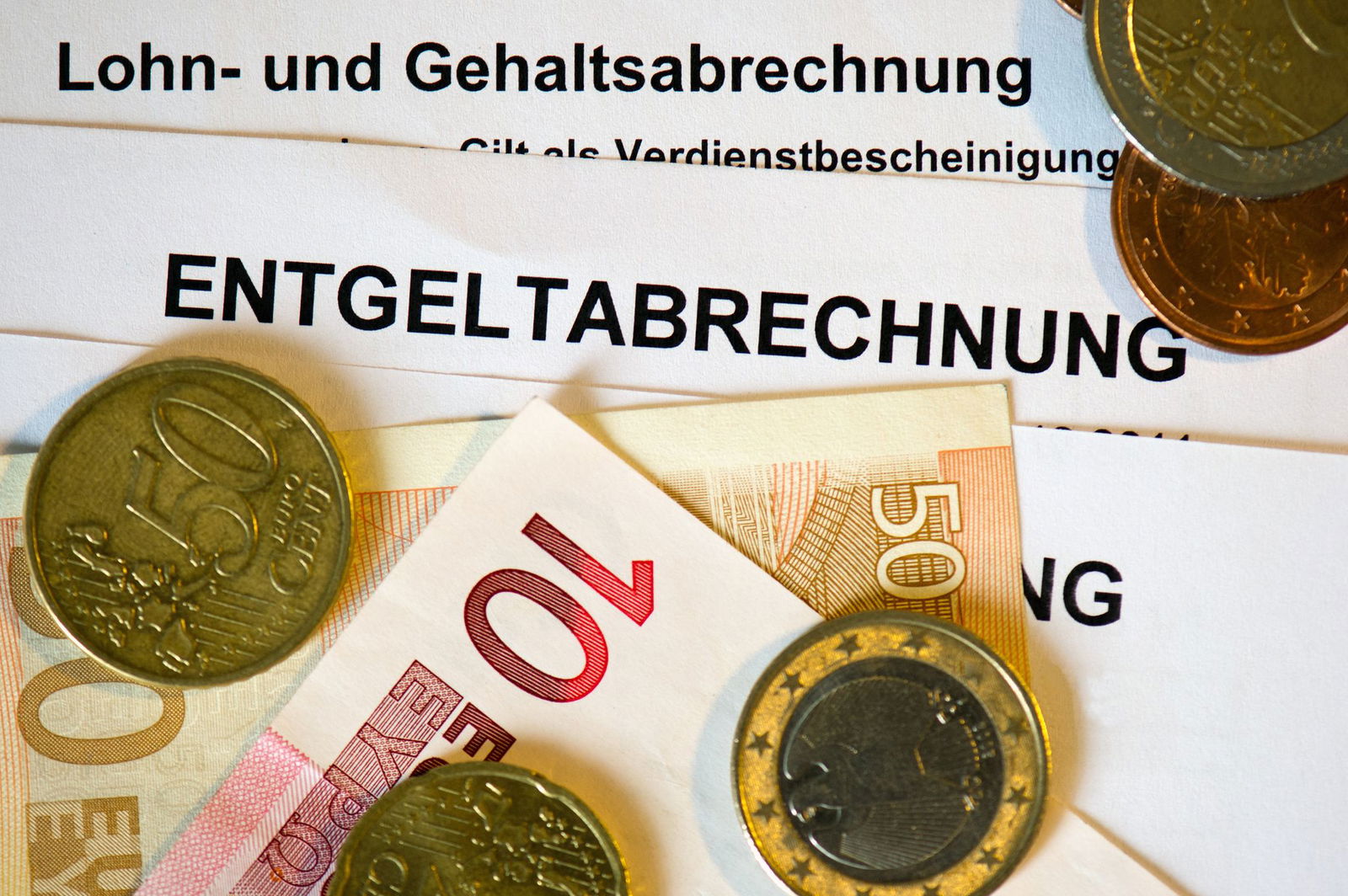Selbst wer nur Mindestlohn verdient, hat einer Studie zufolge bei einem Vollzeitjob mehr Geld als im Bürgergeld. (Symbolbild)