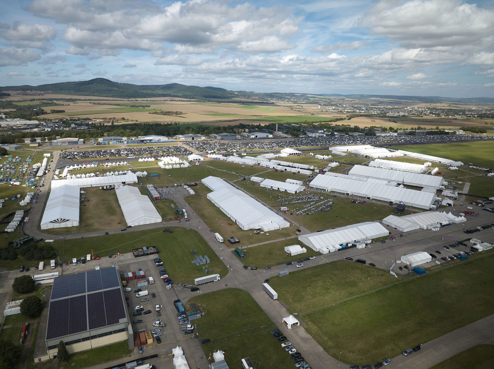 Auf dem Flugplatz werden für die Versammlung etliche Zelte aufgebaut. (Archivbild)