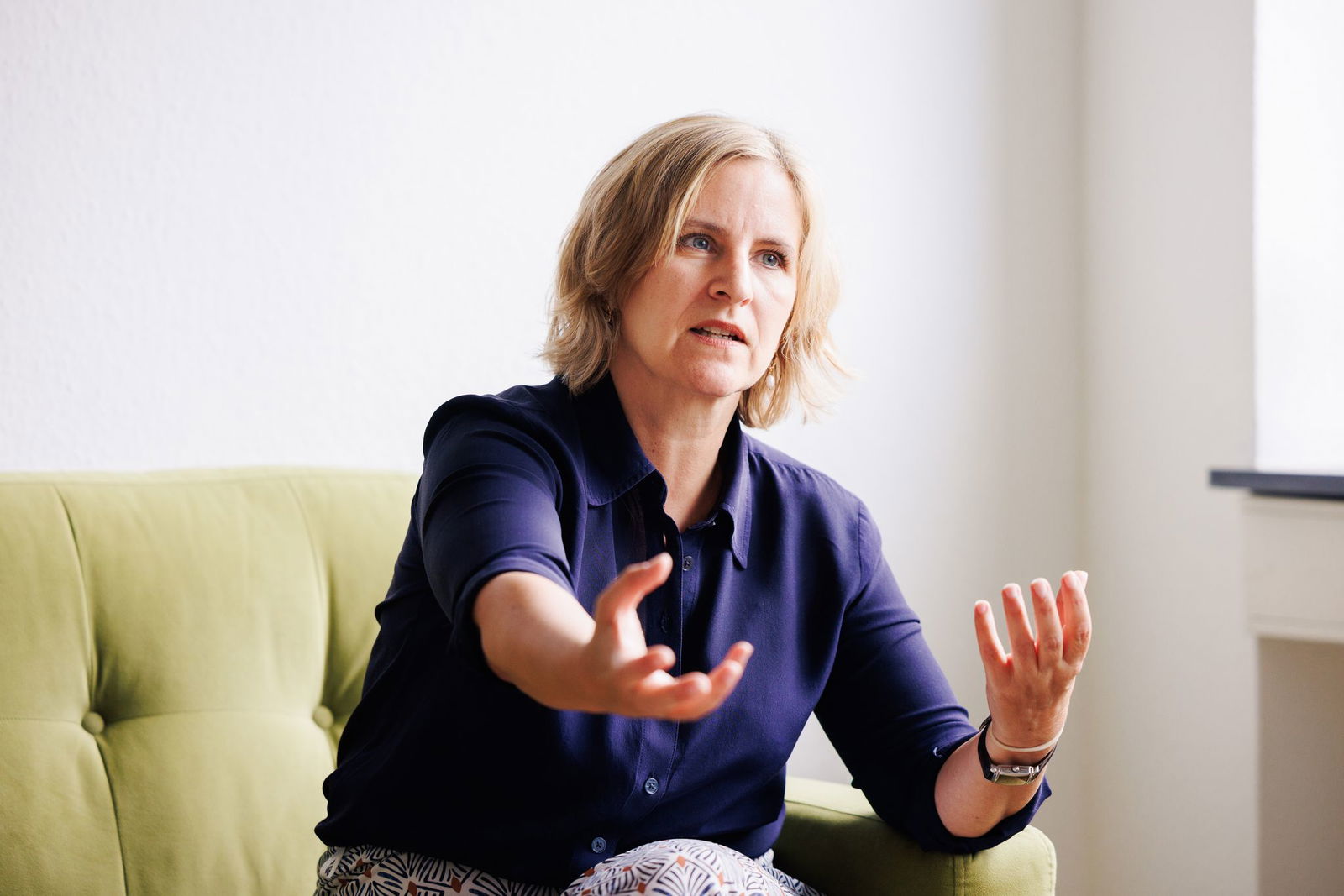 Ministerin Katrin Eder (Grüne) will an allen größeren Bahnhöfen Mobilitätsstationen aus einem Guss.