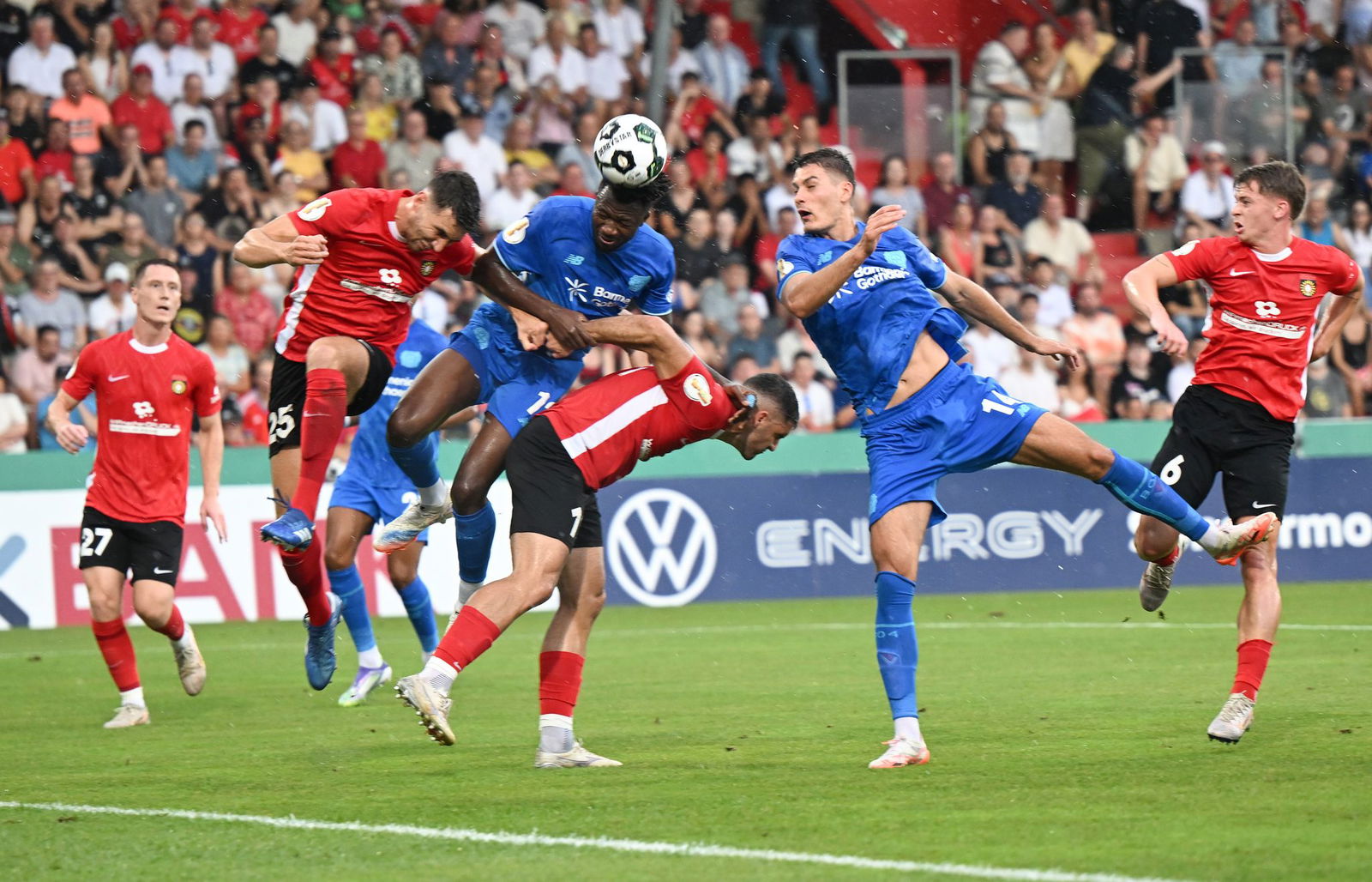 Patrik Schick (2. v. r.) brachte die Leverkusener in Führung.