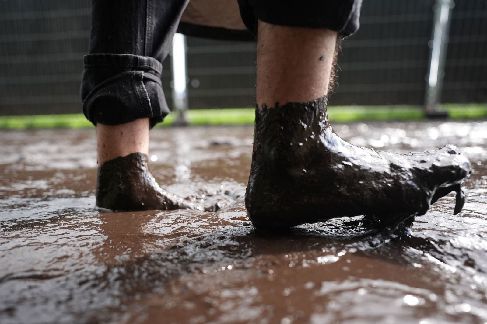 Die Besucherinnen und Besucher lassen sich von dem Wetter beim Wacken Open Air nicht abschrecken.