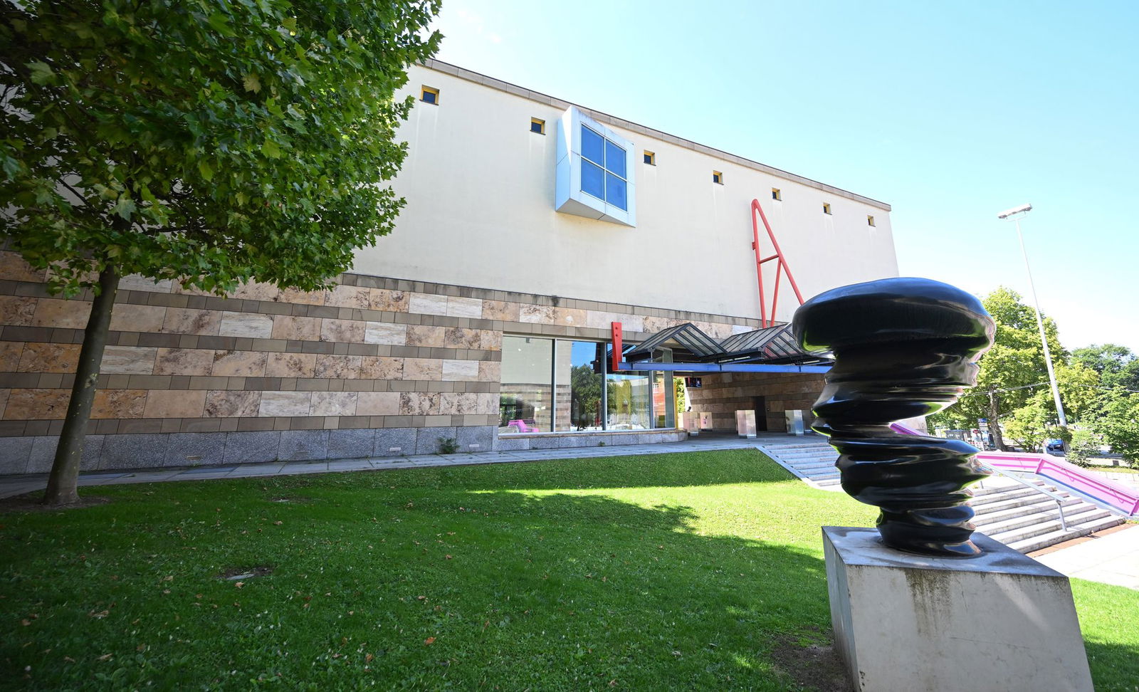 An zwei Abenden bietet das Ausstellungshaus an, die aktuelle Schau «Frei Schwimmen – Gemeinsam?!» hüllenlos zu besuchen. 