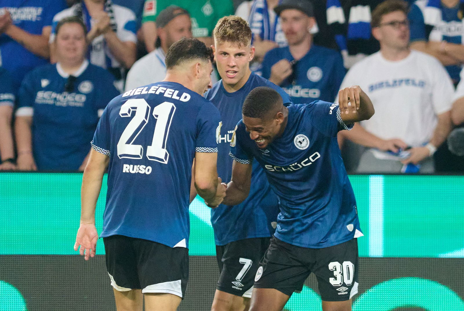 Isaiah Young und Stefano Russo jubeln über das entscheidende 1:0 für Bielefeld.
