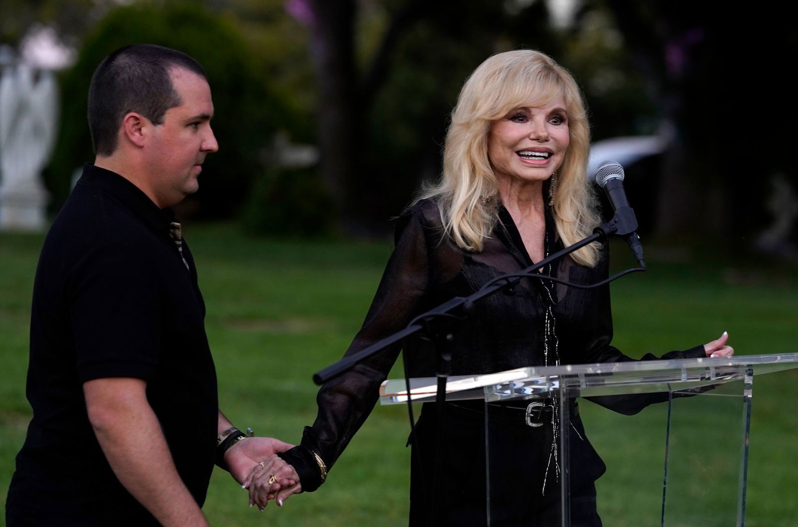 Das Paar hatte einen Adoptivsohn (l).