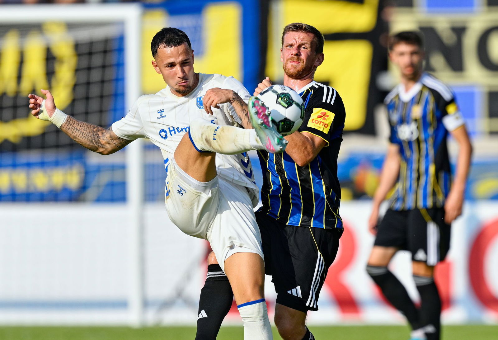 Der 1. FC Magdeburg um Falko Michel (l) setzte sich in der ersten Runde des DFB-Pokals souverän gegen den 1. FC Saarbrücken um Manuel Zeitz durch.
