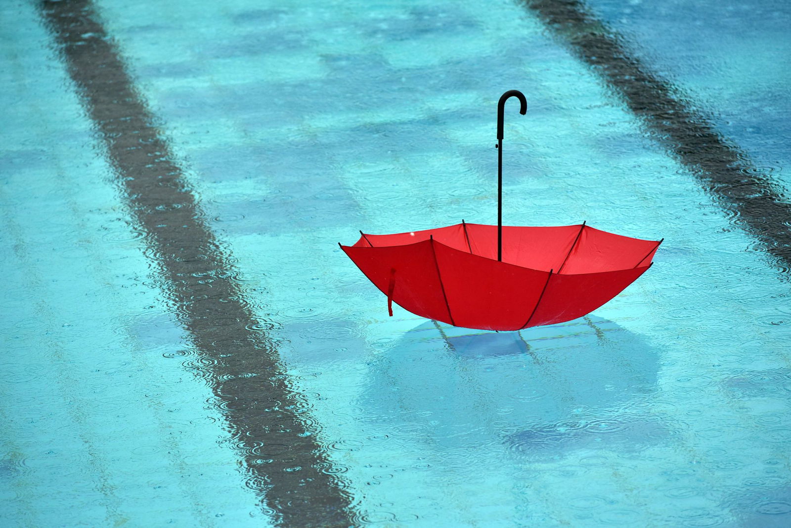 Das regnerische, kühle Wetter sorgte in Rheinland-Pfalz für weniger Badegäste als erwartet. (Symbolbild)