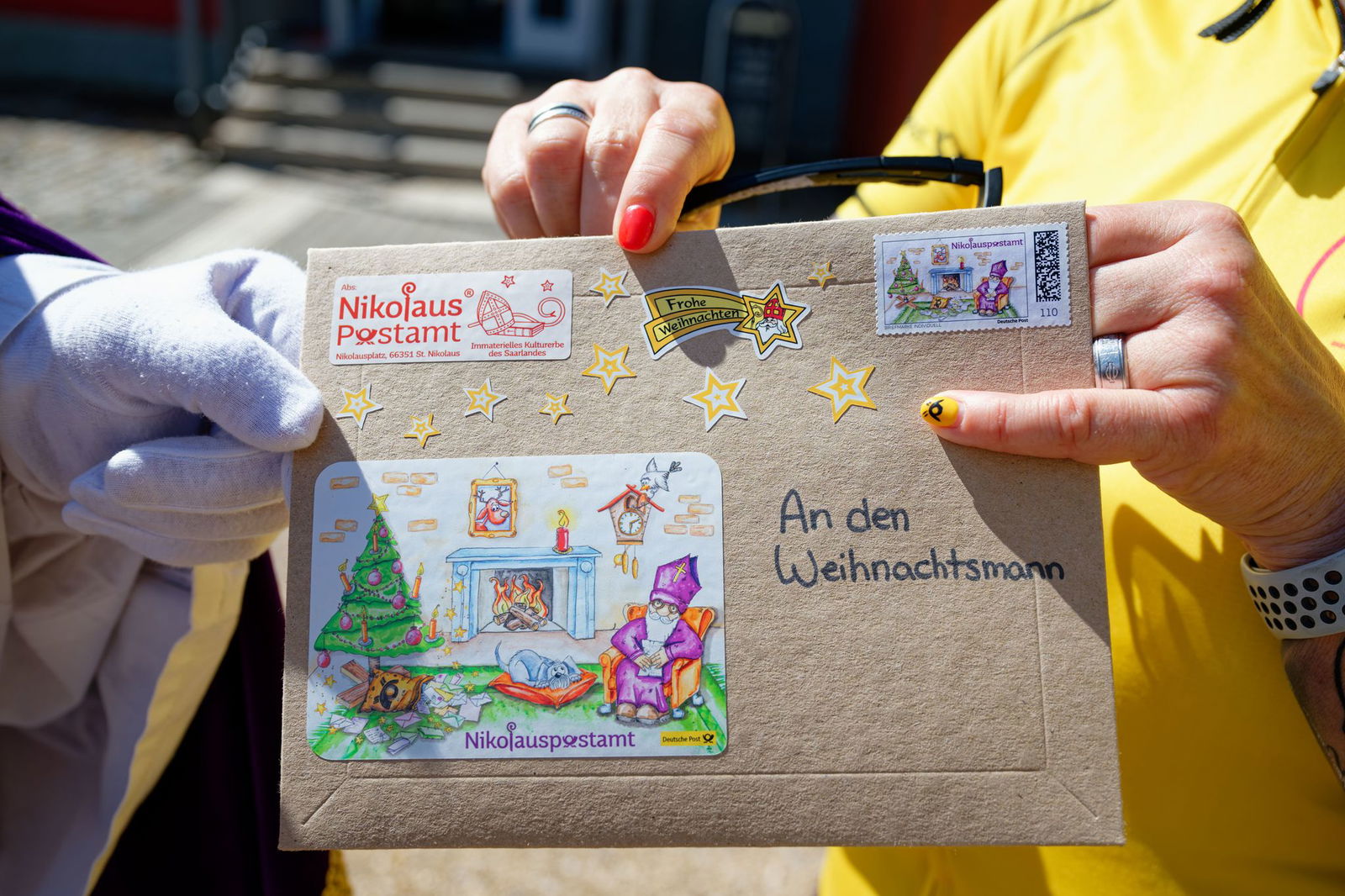 Der Nikolaus wünscht sich, dass der Weihnachtsmann ihm antwortet.