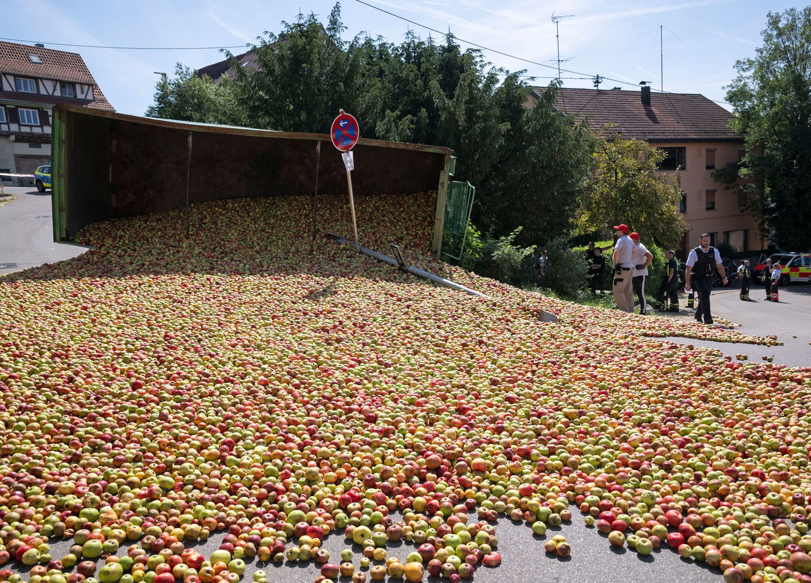 Die Äpfel bedeckten einen Großteil der Straße in Reutlingen.
