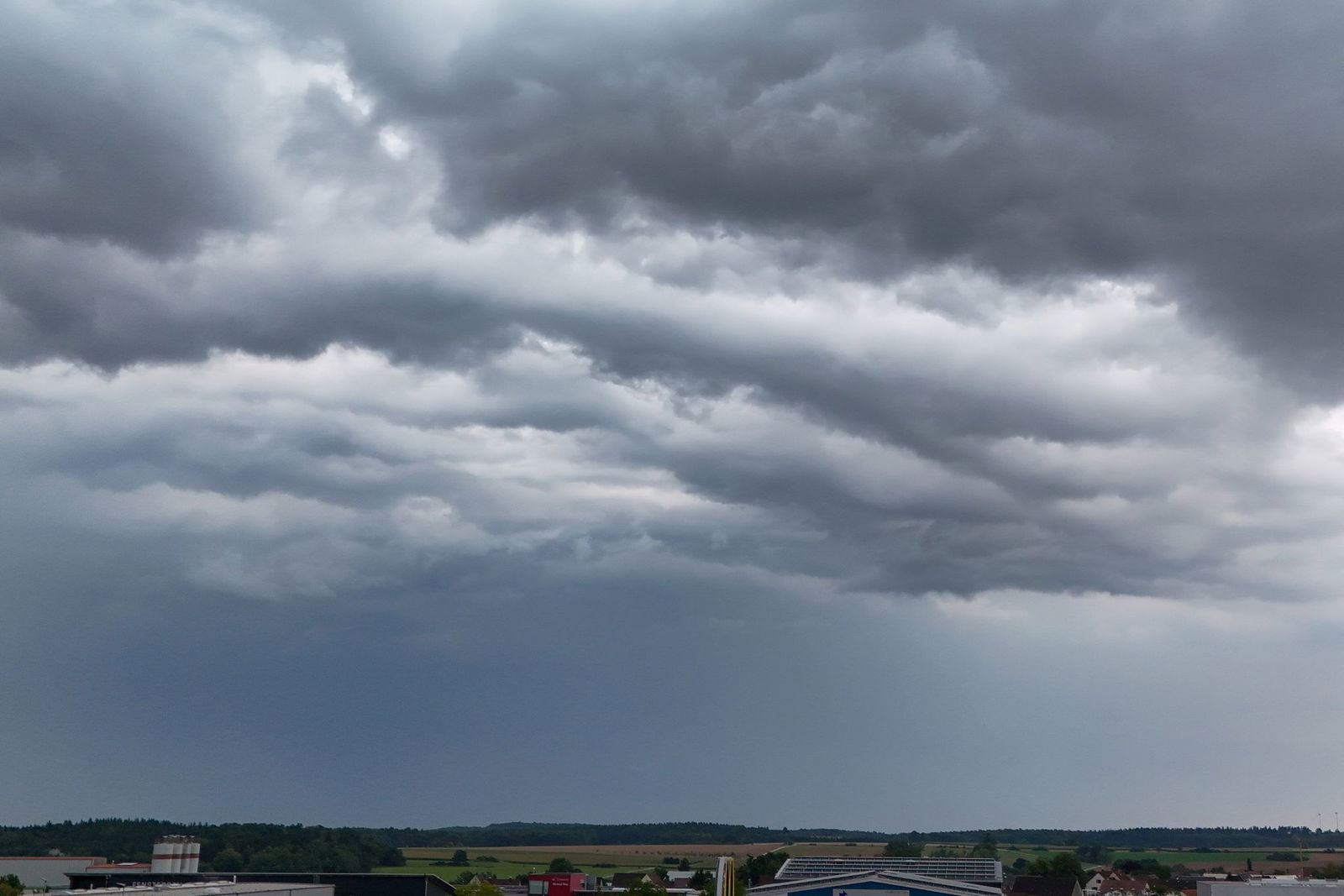 Es wird finster am Himmel über dem Südwesten.