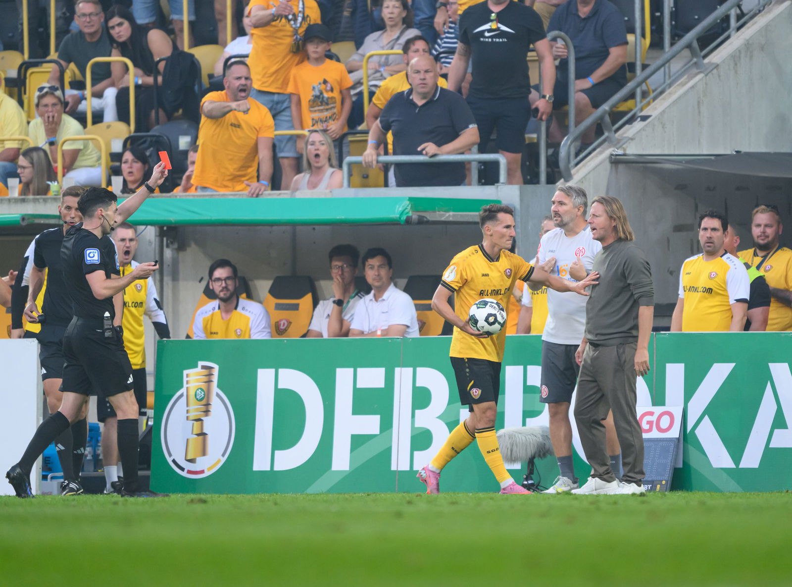 Der Mainzer Trainer Bo Henriksen (r) ist für ein DFB-Pokalspiel gesperrt worden.