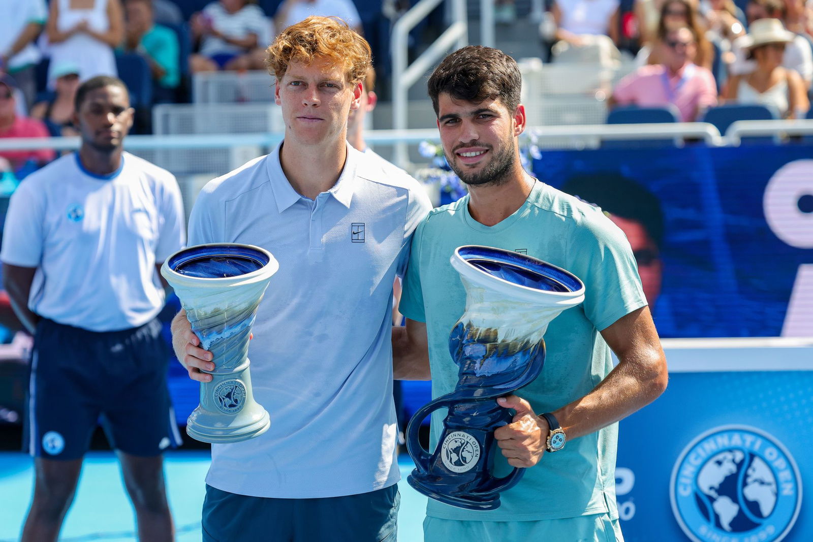 Jannik Sinner (l) und Carlos Alcaraz bei der Siegerehrung.