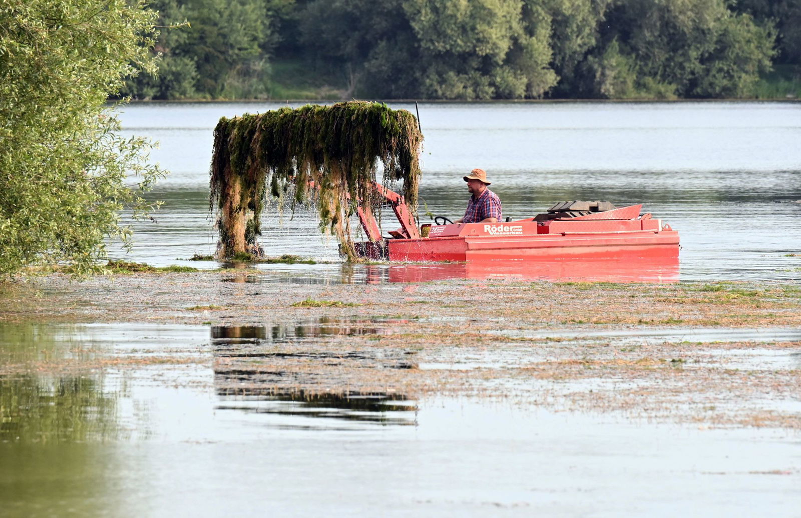 Zig Fuhren bringt das Boot ans Ufer.