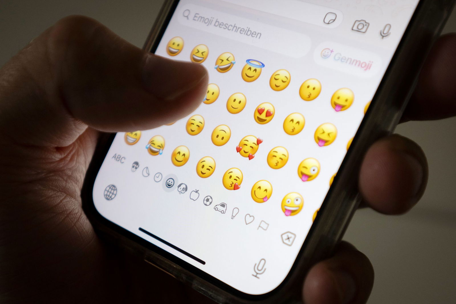 Am Steuer eines Busses auf dem Handy tippen - das geht gar nicht. (Illustration)