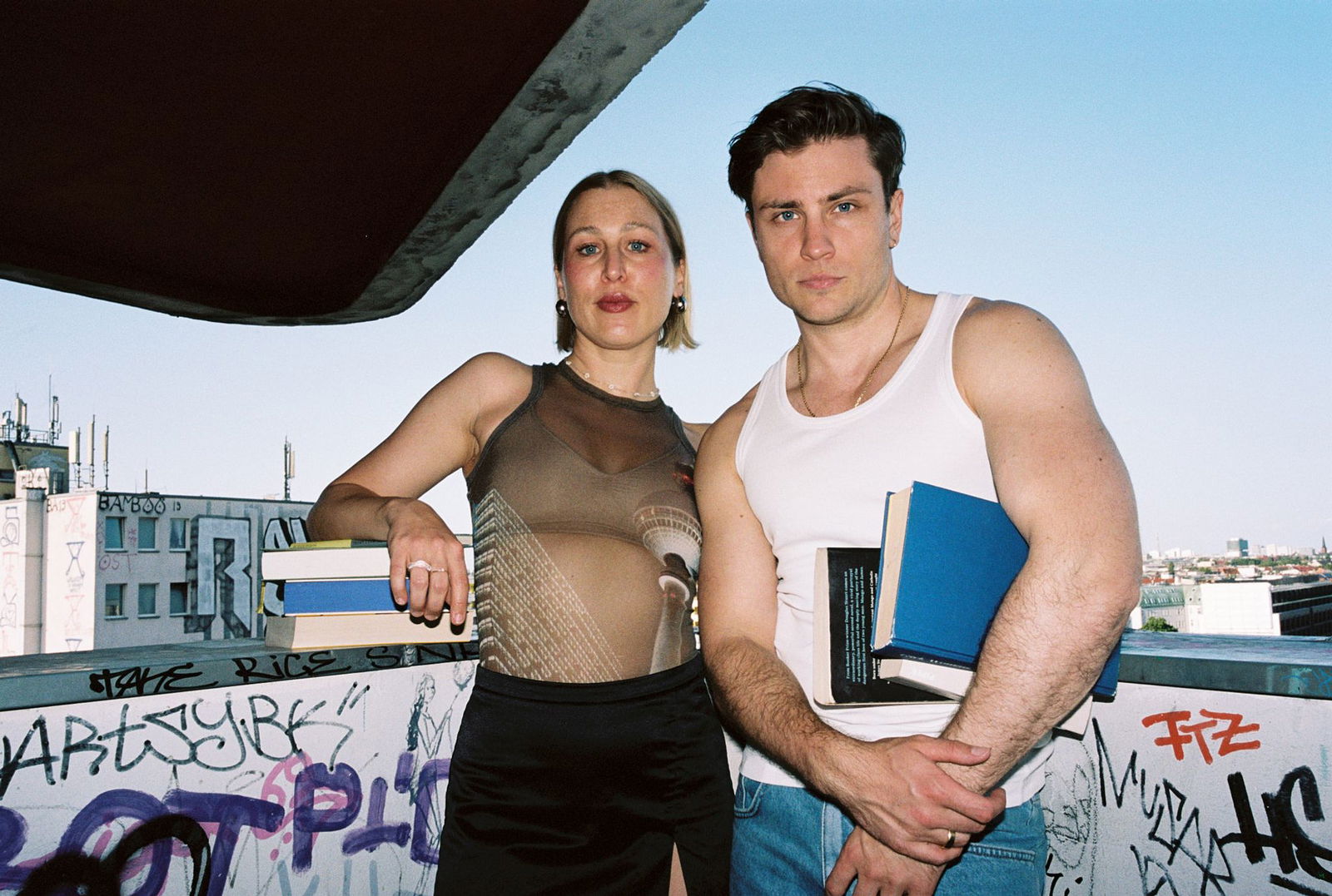 Jannik Schümann und Kara Wolf präsentieren ihren Buchclub «Zwischen Kotti und Kapiteln» als Podcast.