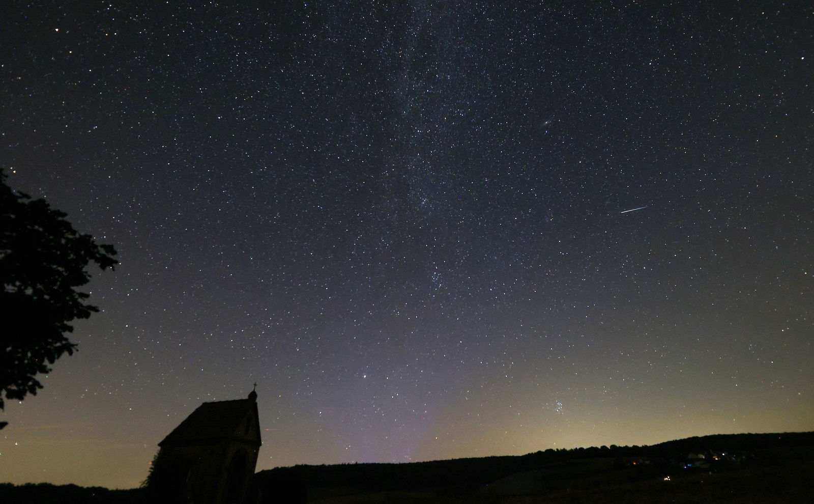 Im August können Perseiden-Sternschnuppen beobachtet werden. (Archivbild)