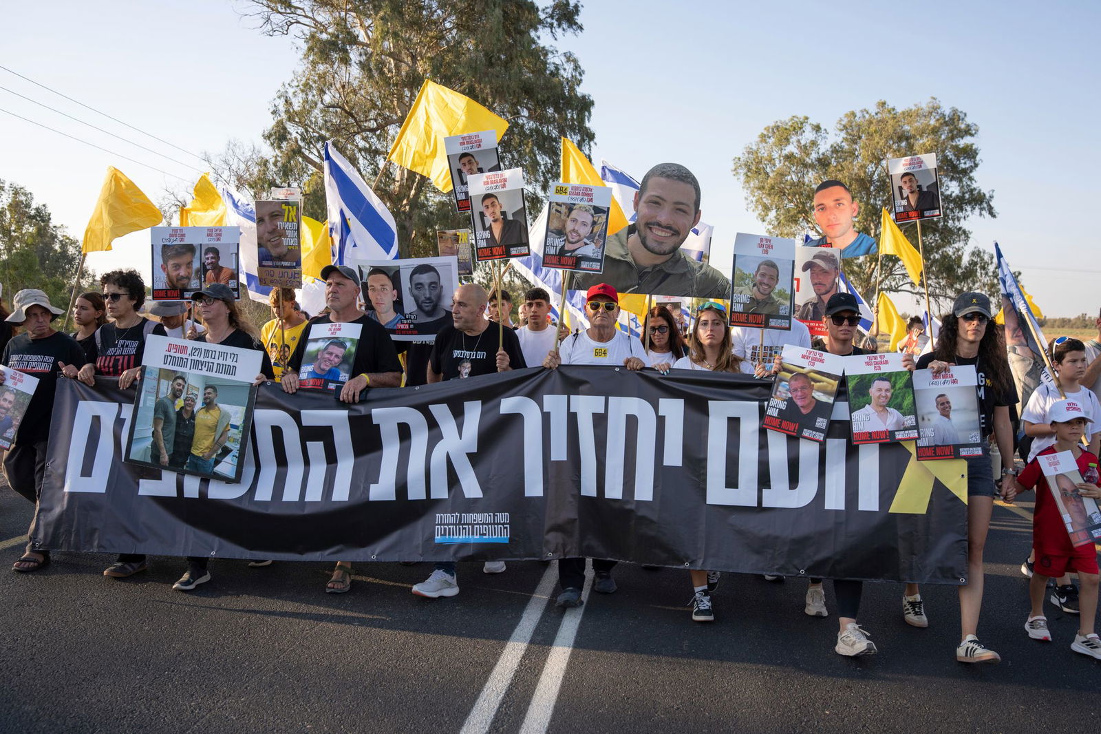 Angehörige fordern die Freilassung der Geiseln.  
