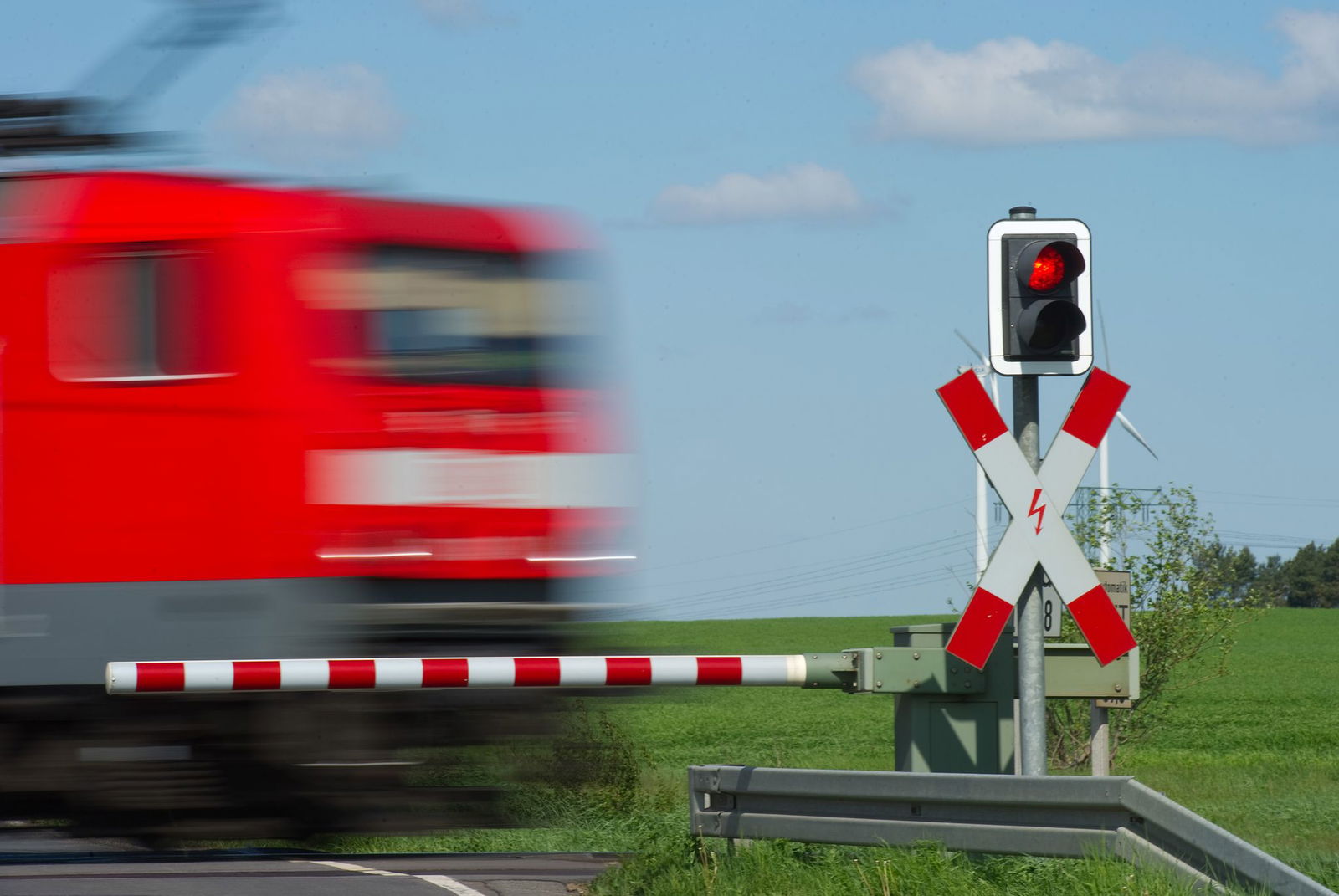 Ein Regionalzug und ein Auto sind zusammengestoßen. (Symbolbild)