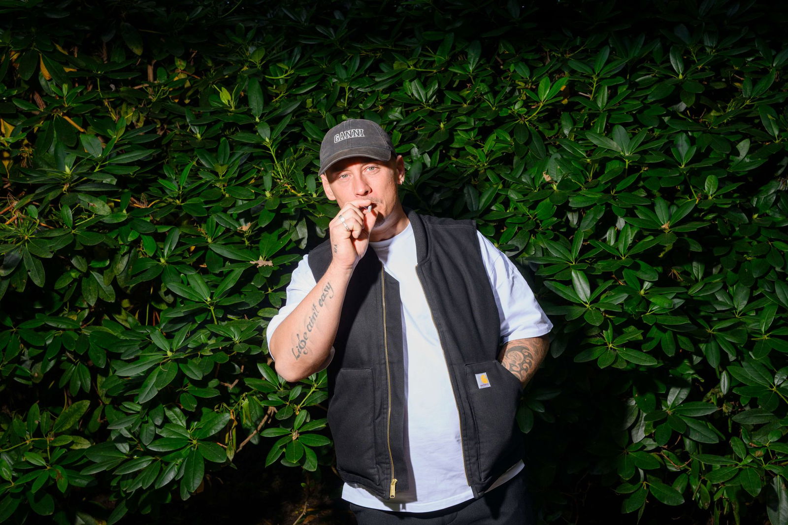 Mit Zigarette im Mund und neuem Album im Gepäck: Disarstar bleibt kompromisslos.