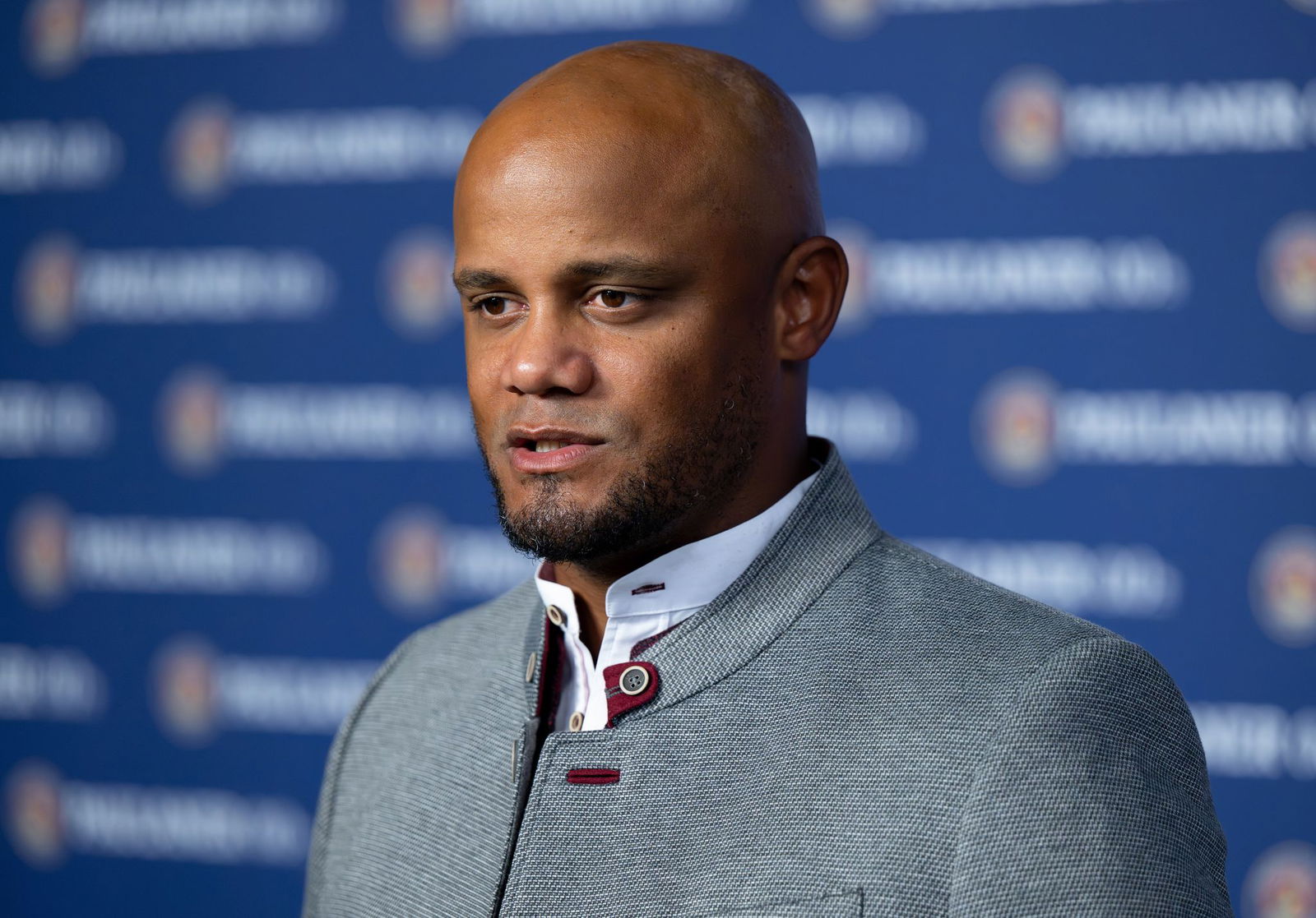 Die bayerische Tracht sitzt: Trainer Vincent Kompany beim Lederhosen-Shooting des FC Bayern in dieser Woche.