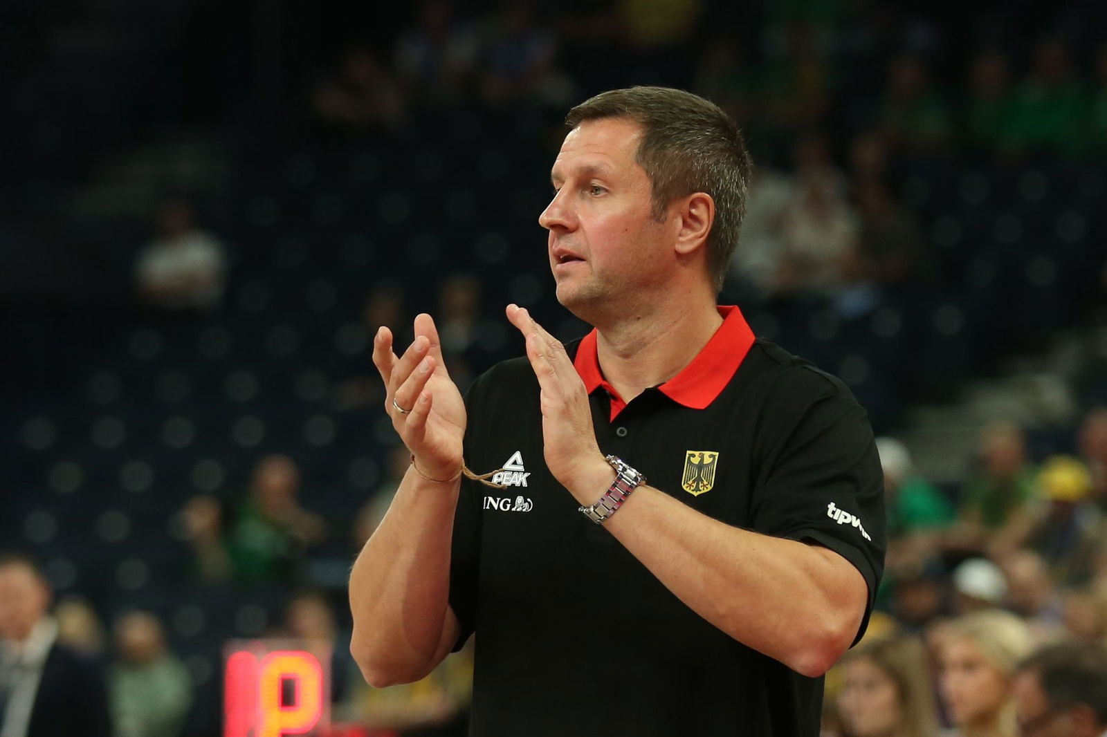 Alan Ibrahimagic applaudiert im Spiel.