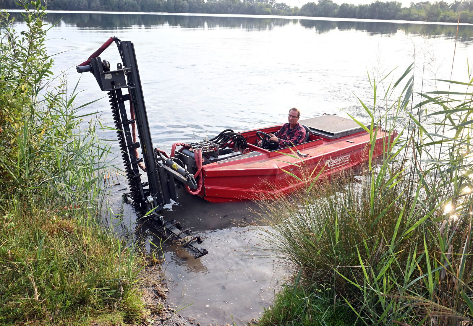 Mit einem Mäher im XXL-Format entfernt das Boot die Pflanzen. 