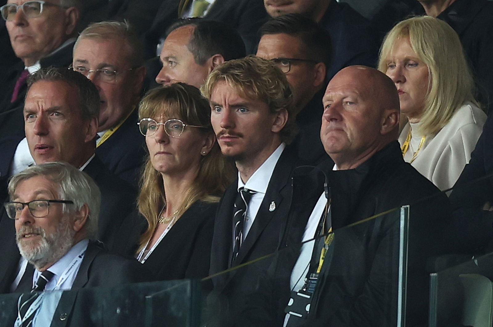 Nick Woltemade (M) verfolgt gebannt das Spiel seines neuen Teams.