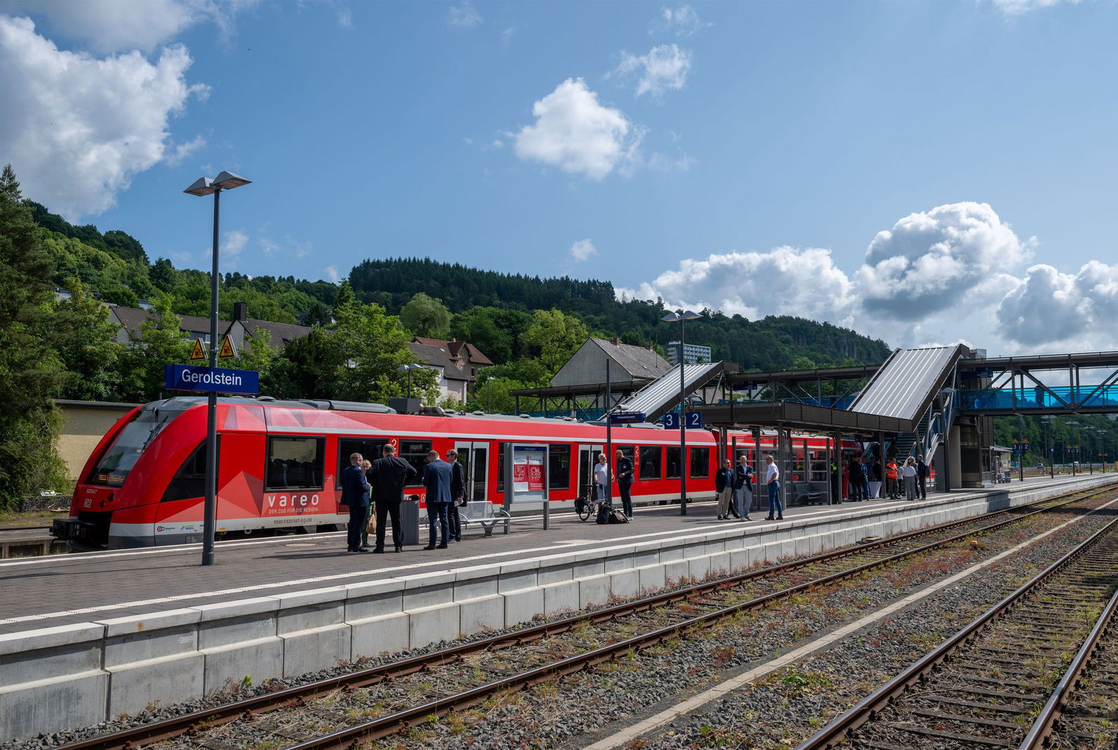 Wegen Elektrifizierungsarbeiten kommt es auf der Eifelstrecke immer wieder zu Teilsperrungen. (Archivbild)