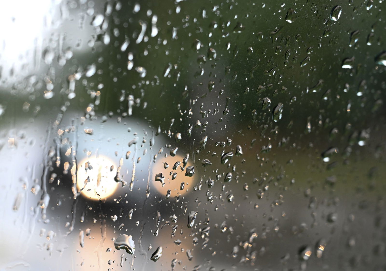 In Baden-Württemberg werden Regen und Gewitter erwartet. (Symbolbild)